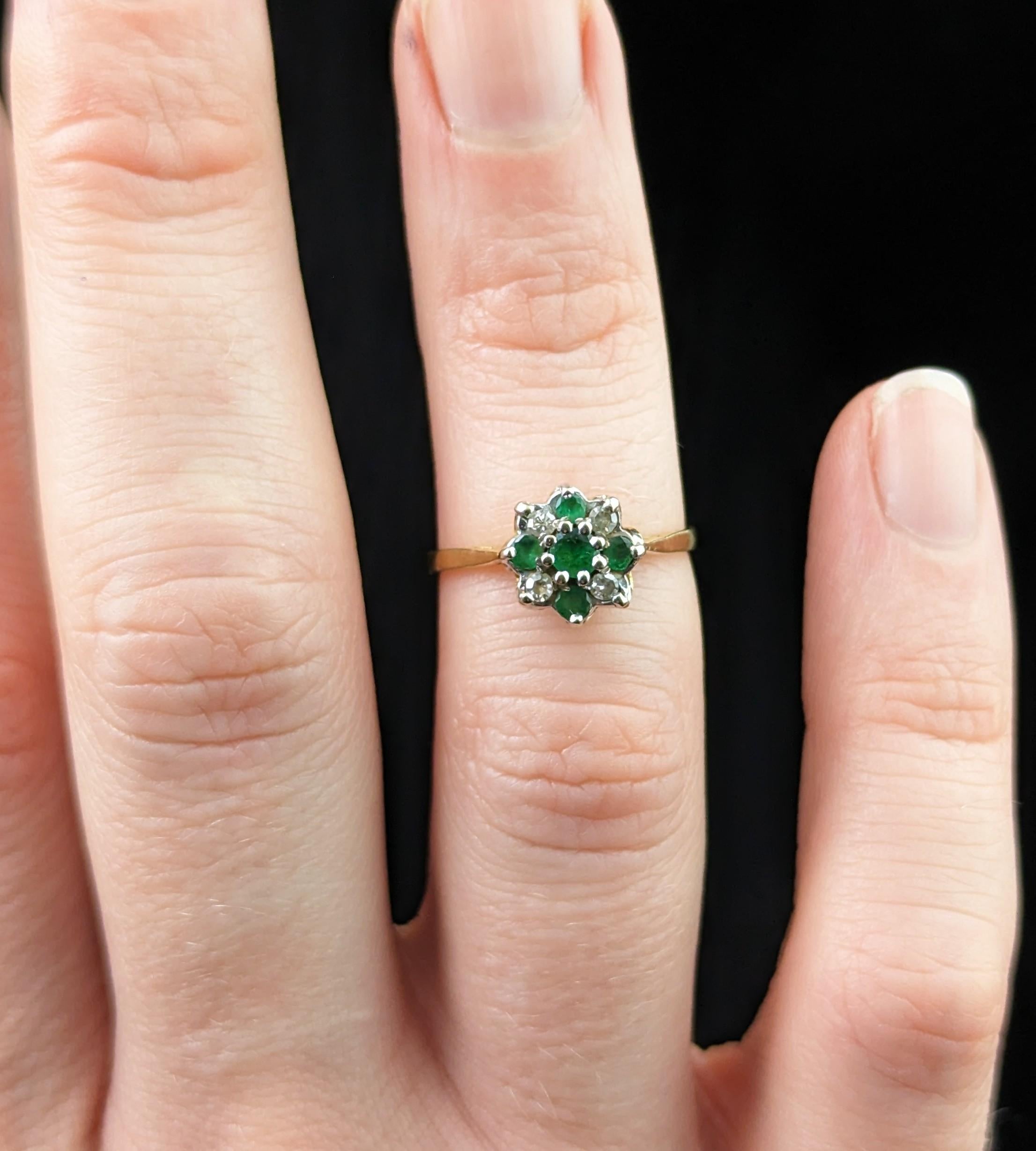 Vintage Emerald and Diamond floral cluster ring, 18k gold  For Sale 1
