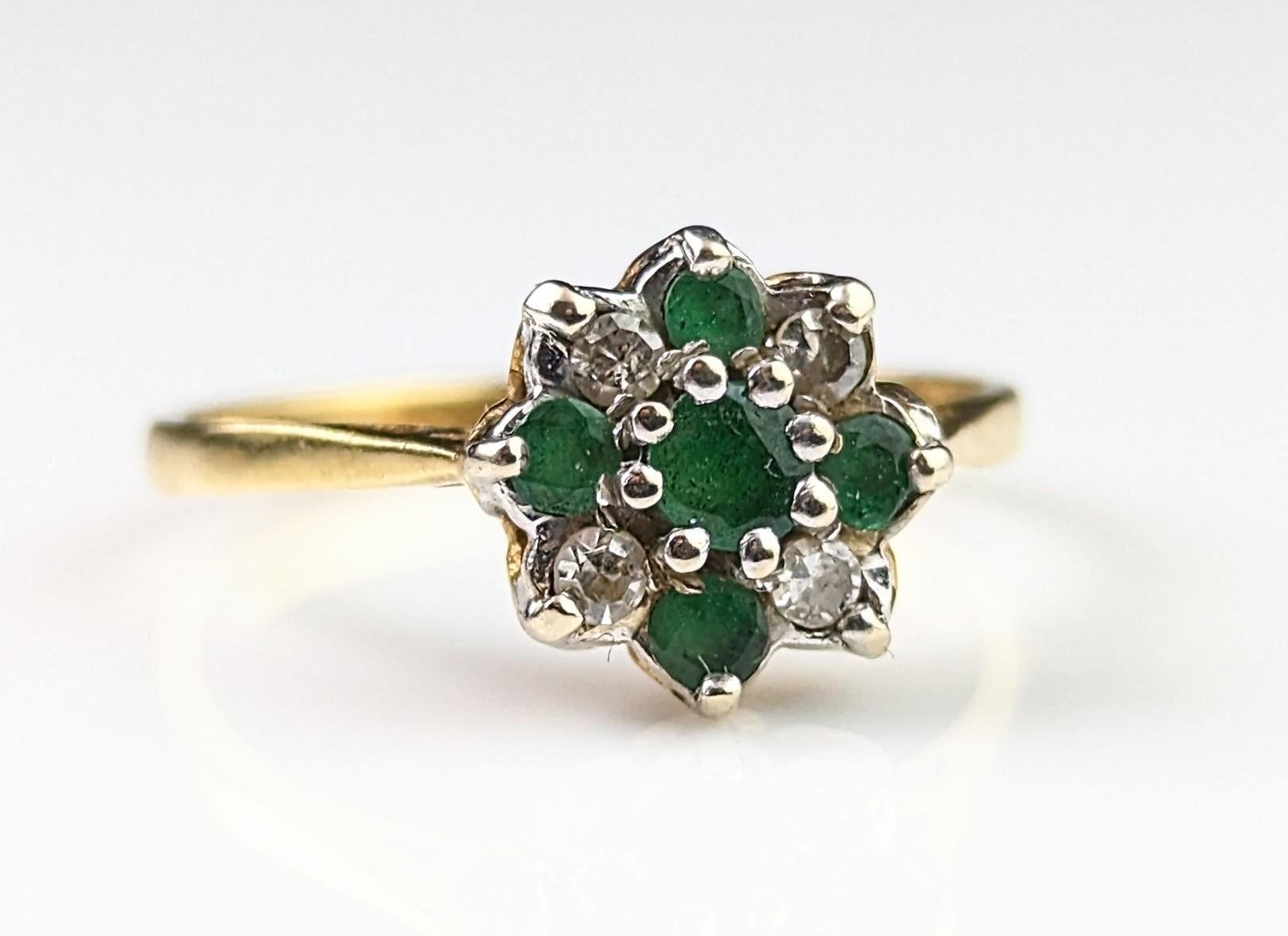 Vintage Emerald and Diamond floral cluster ring, 18k gold  For Sale 2