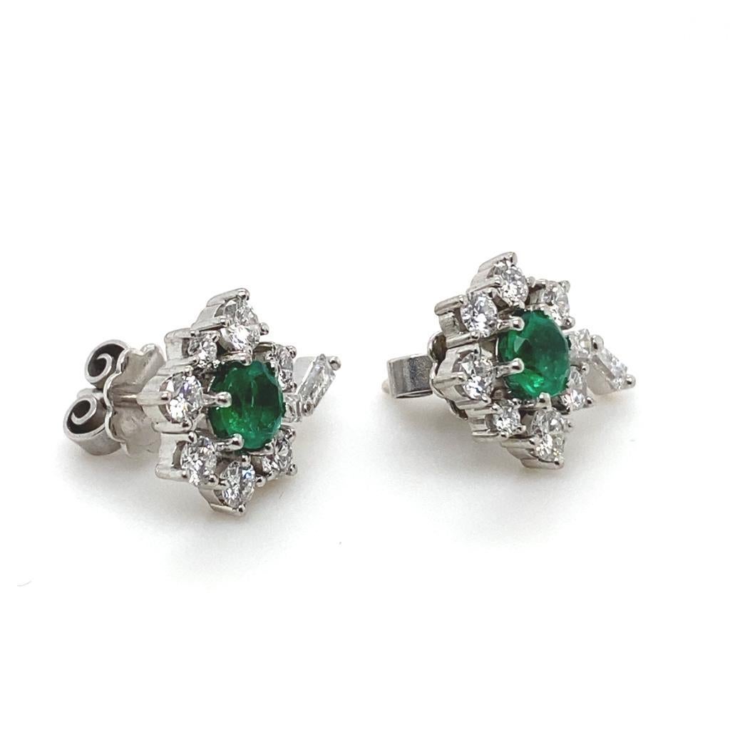 Vintage Emerald and Diamond Flower Cluster Earrings 18 Karat White Gold In Good Condition For Sale In London, GB