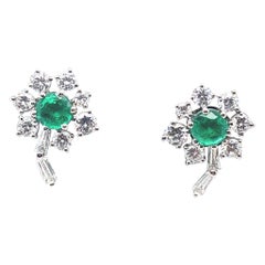 Vintage Blumen-Cluster-Ohrringe mit Smaragd und Diamant aus 18 Karat Weißgold