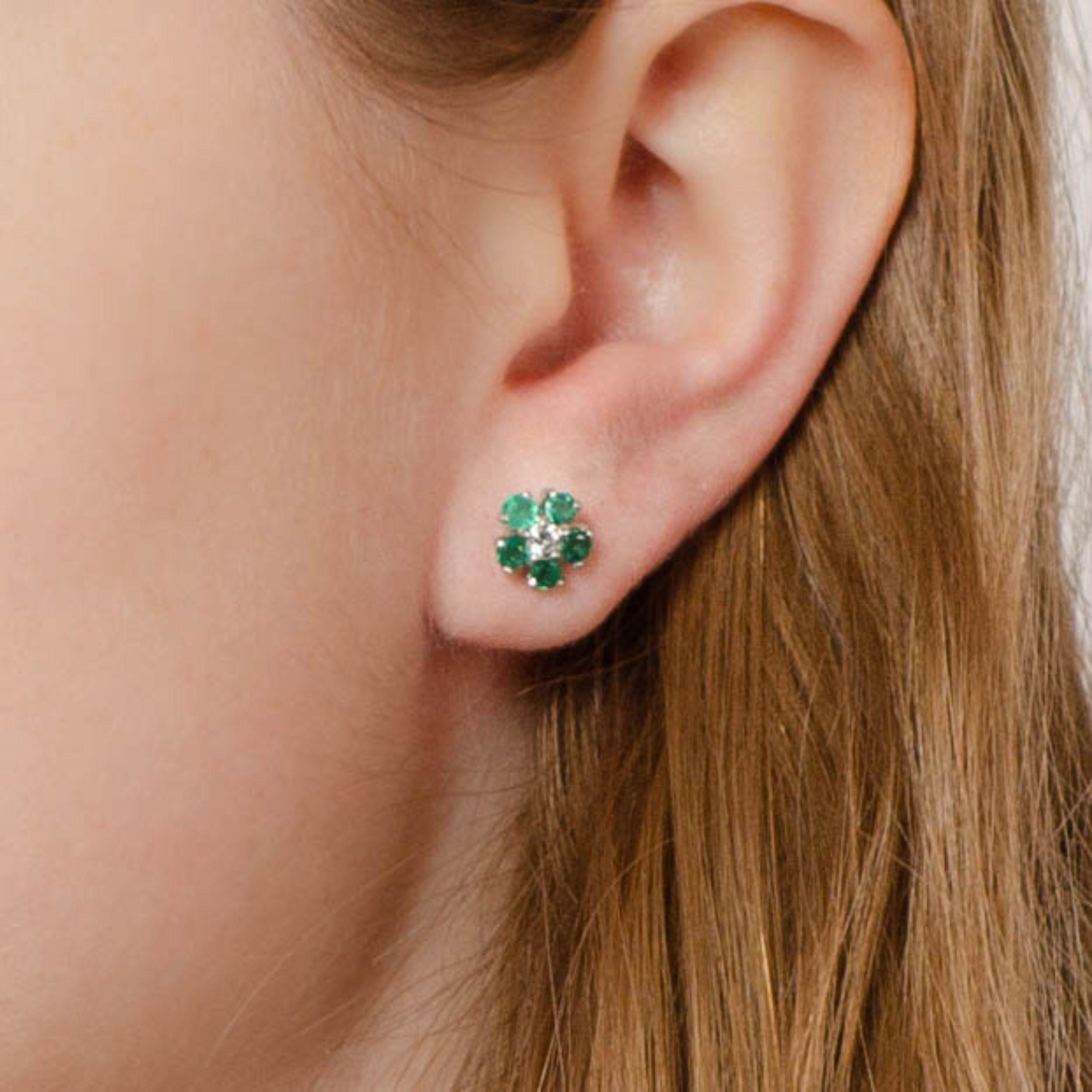 Vintage Emerald and Diamond Flower Stud Earrings en Bueno estado para la venta en Lewisburg, PA