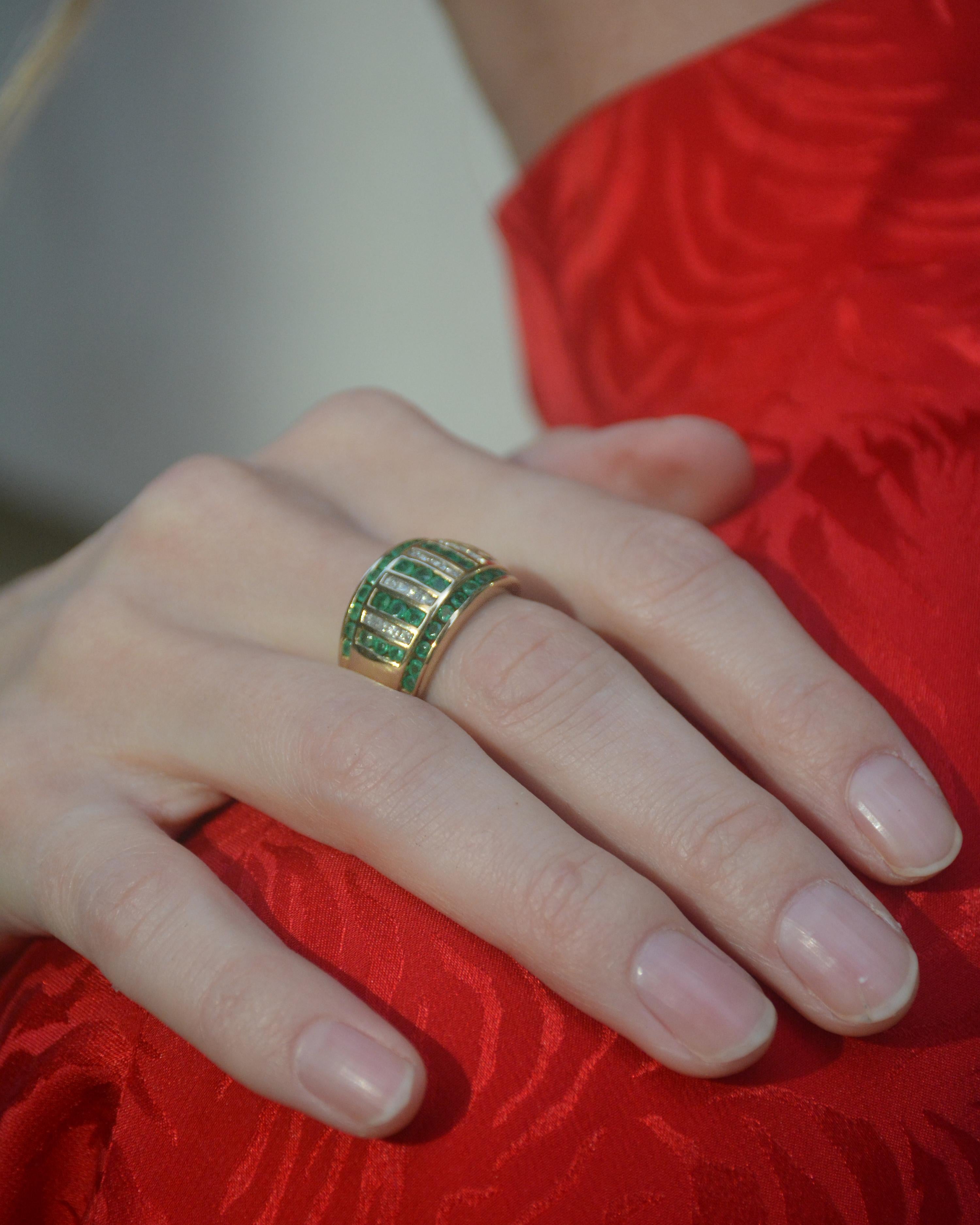 Vintage Emerald and Diamond Gold Bombe Ring In Excellent Condition For Sale In New York, NY