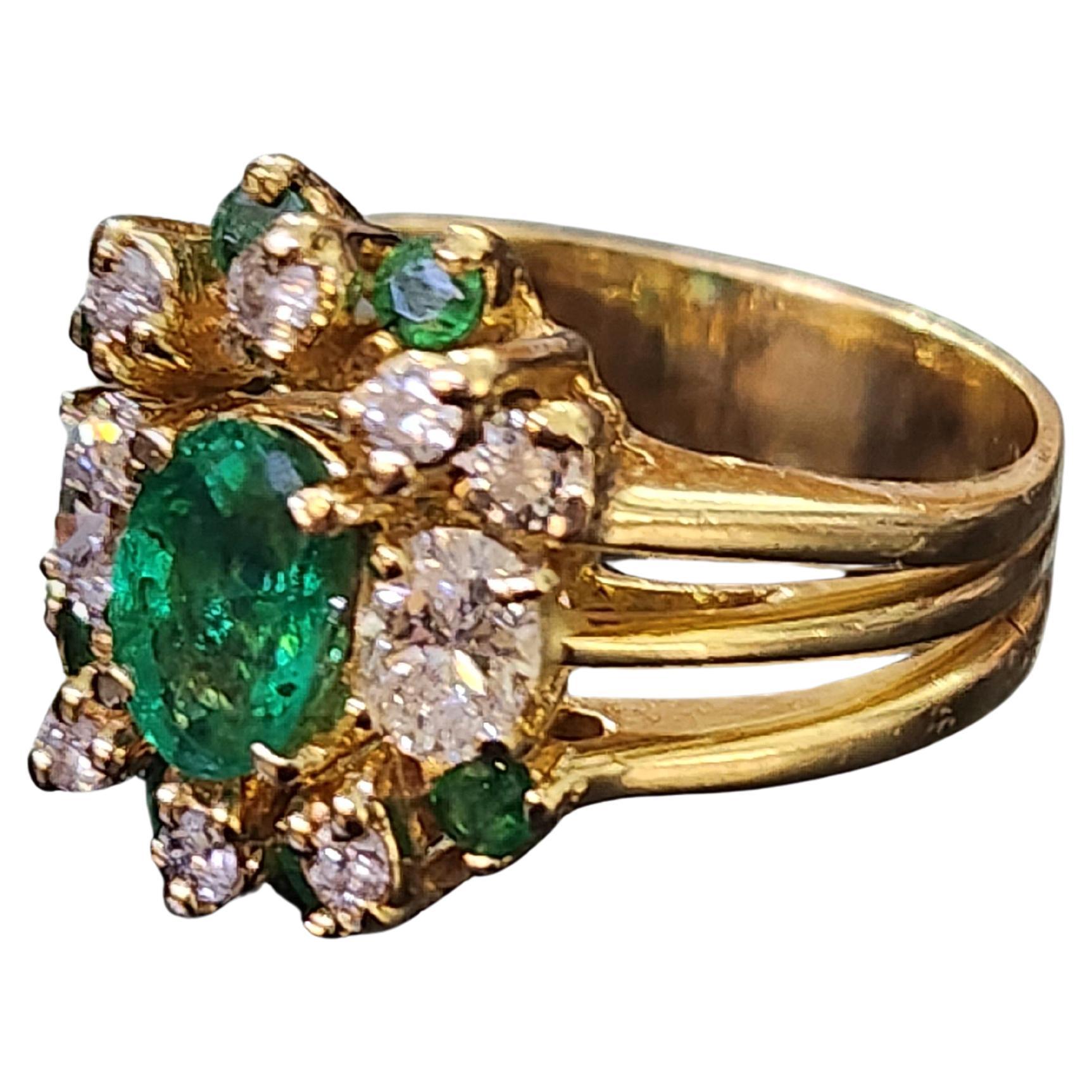 Vintage 1970er Jahre 14k Gold Ring mit natürlichen reiche grüne Farbe Smaragd Schätzung 1 Karat 6,80mm × 4,70mm flankiert mit Europen geschnitten Diamanten 0,30ct jeder Stein Schätzung alle insgesamt Diamant Gewicht 0,75 ct und 6 Gramm Gold Gewicht