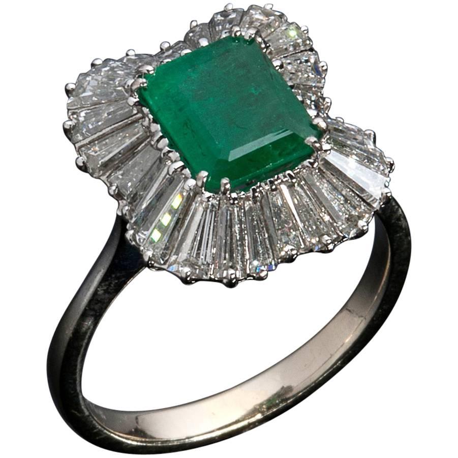Vintage Emerald and Diamond Gold Ring For Sale