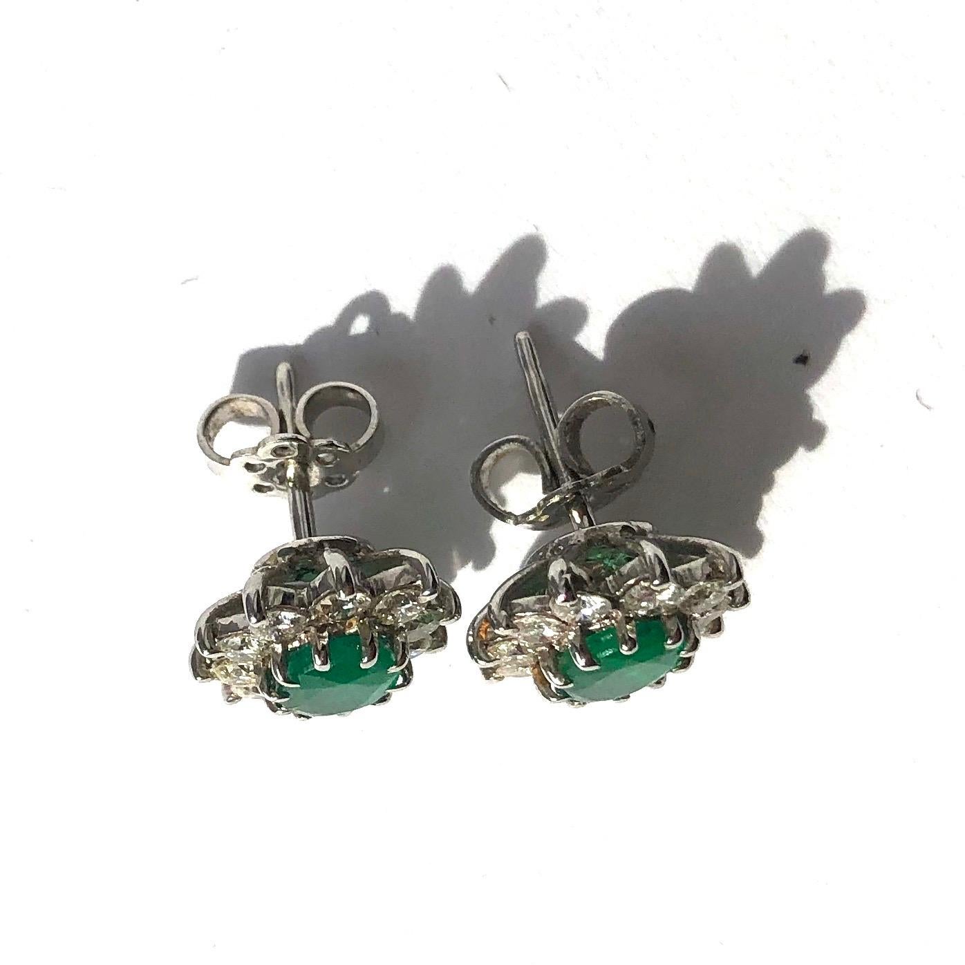 This show stopping pair of cluster earrings are absolutely gorgeous. The centre emerald measures 75pts and the halo of diamonds that surround it measure a total of 50pts. The diamonds are bright and have a stunning sparkle and the emeralds are