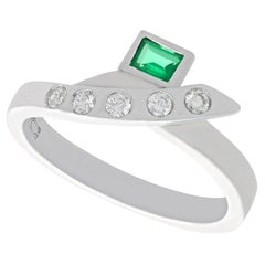 Bague cocktail vintage en platine, émeraude et diamants