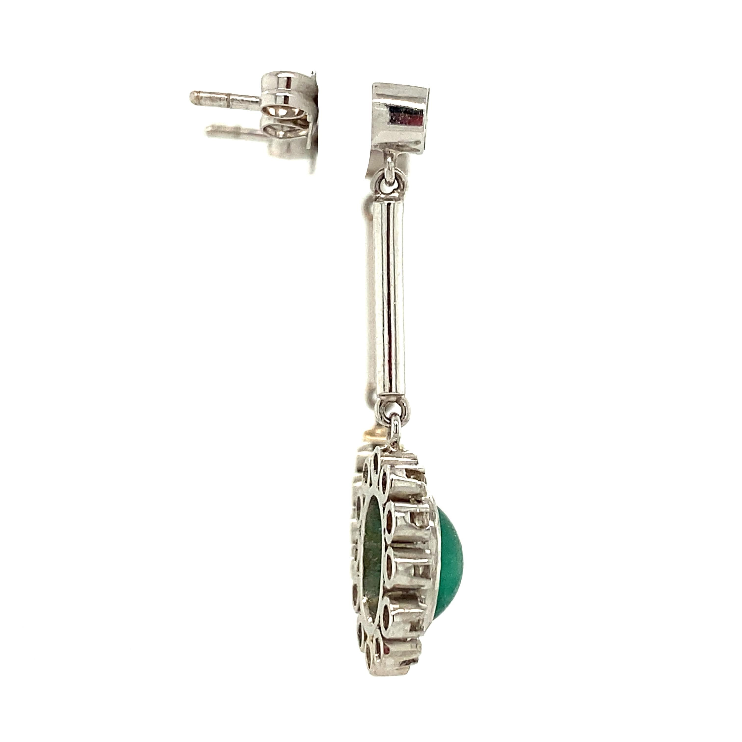 Cabochon Orecchini pendenti in platino con smeraldo e diamante d'epoca, metà del secolo scorso in vendita