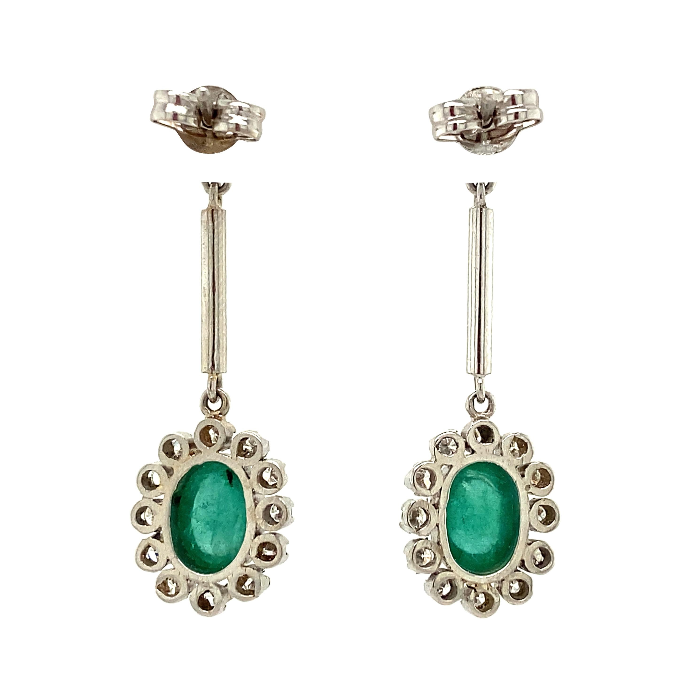 Orecchini pendenti in platino con smeraldo e diamante d'epoca, metà del secolo scorso In condizioni buone in vendita a AMSTERDAM, NL