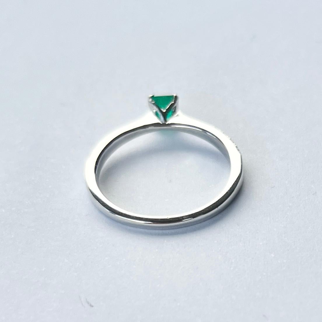 Vintage Emerald and Diamond Platinum Solitaire Ring In Excellent Condition For Sale In Chipping Campden, GB