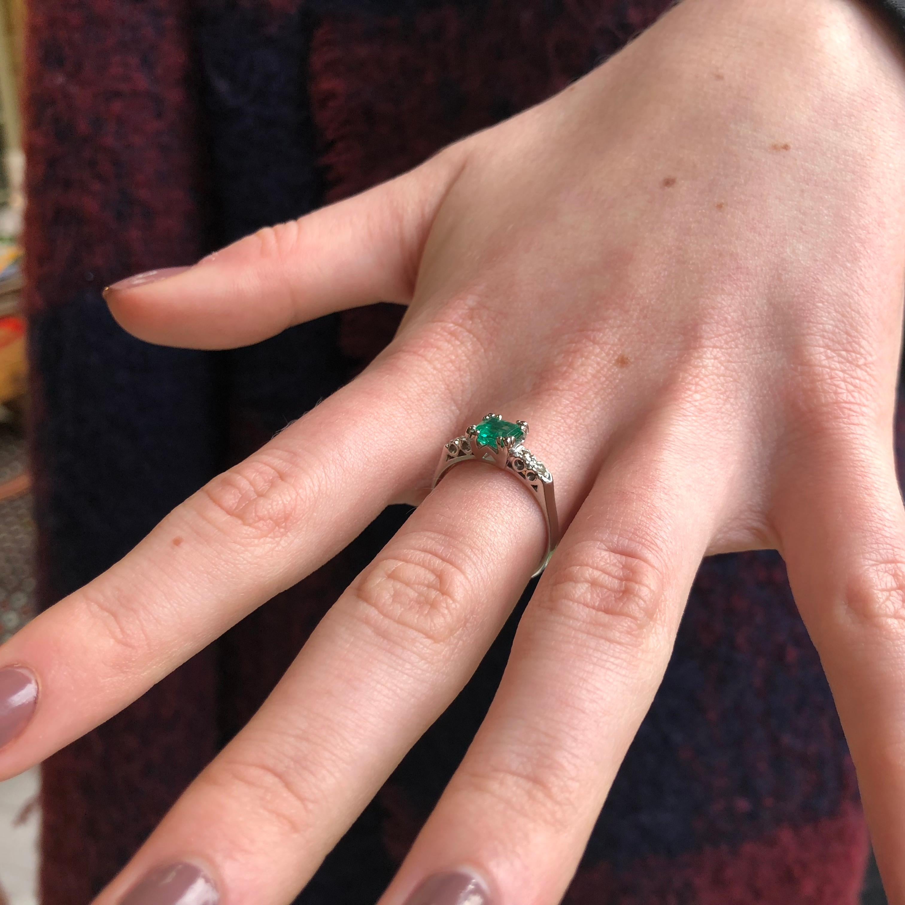 Vintage Emerald and Diamond Platinum Solitaire Ring For Sale 1