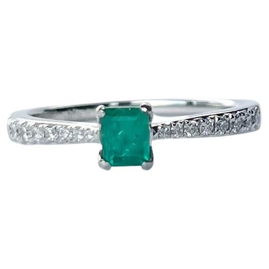 Solitär-Ring aus Platin mit Smaragd und Diamant