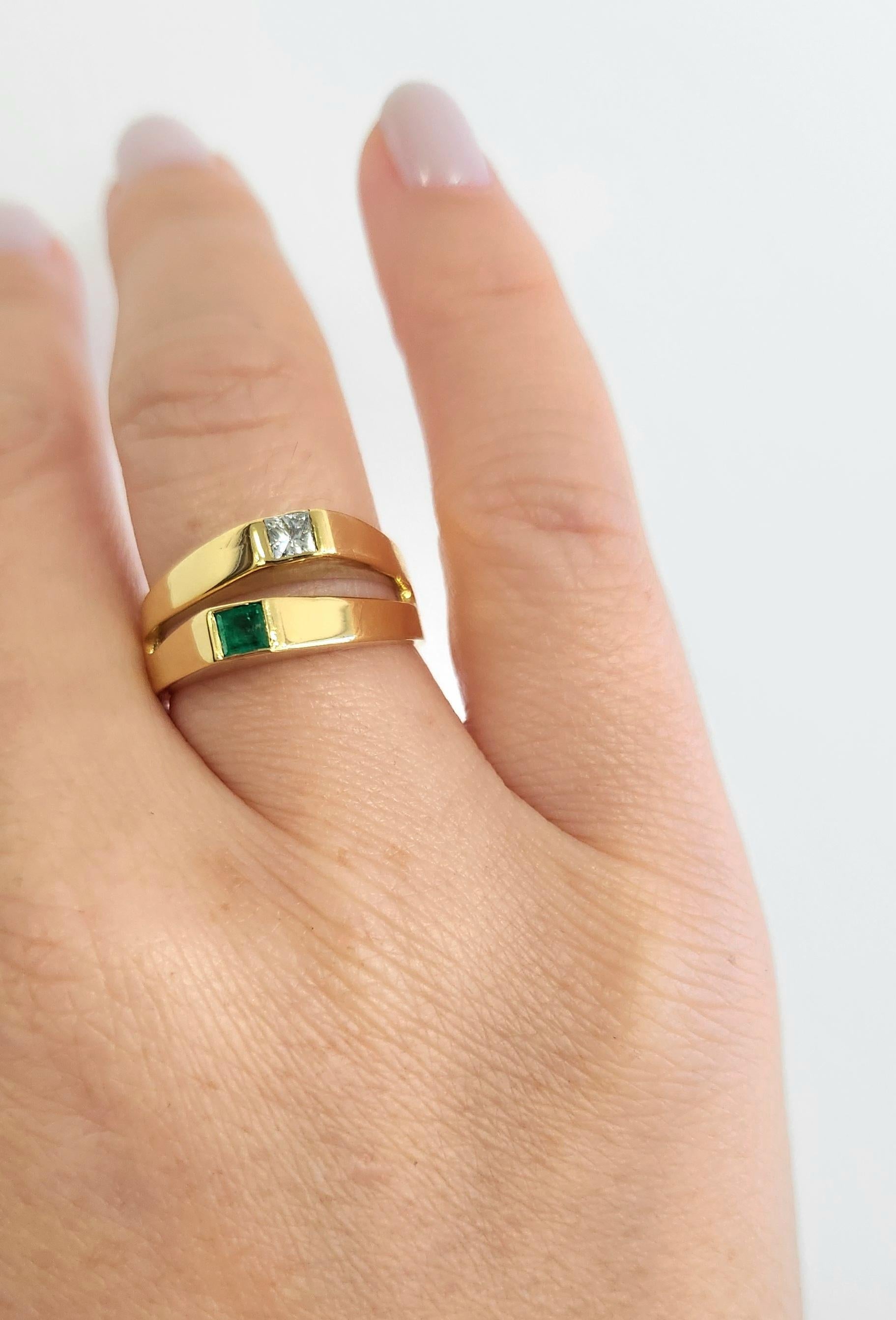 Contemporary Vintage Emerald and Diamond Princess Cut Toi et Moi Euro Shank 18K Gold Ring For Sale