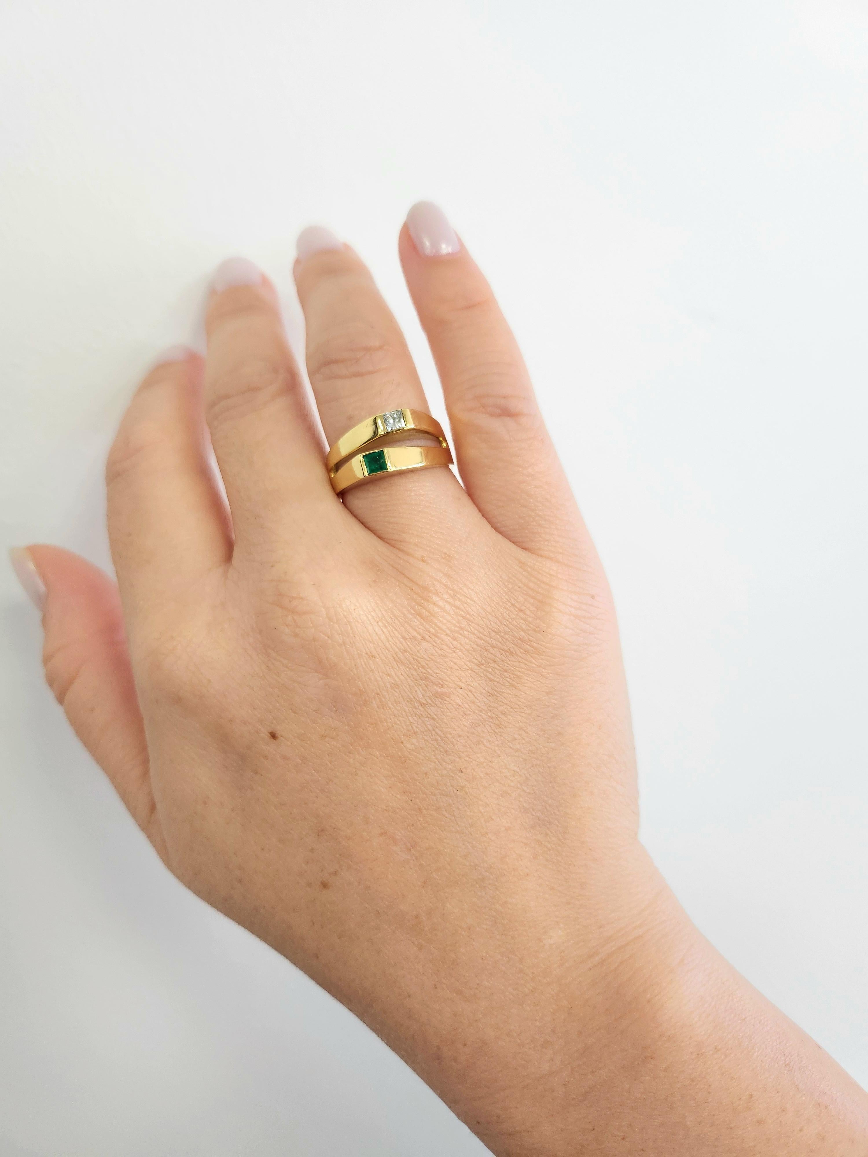 Vintage Emerald and Diamond Princess Cut Toi et Moi Euro Shank 18K Gold Ring For Sale 3