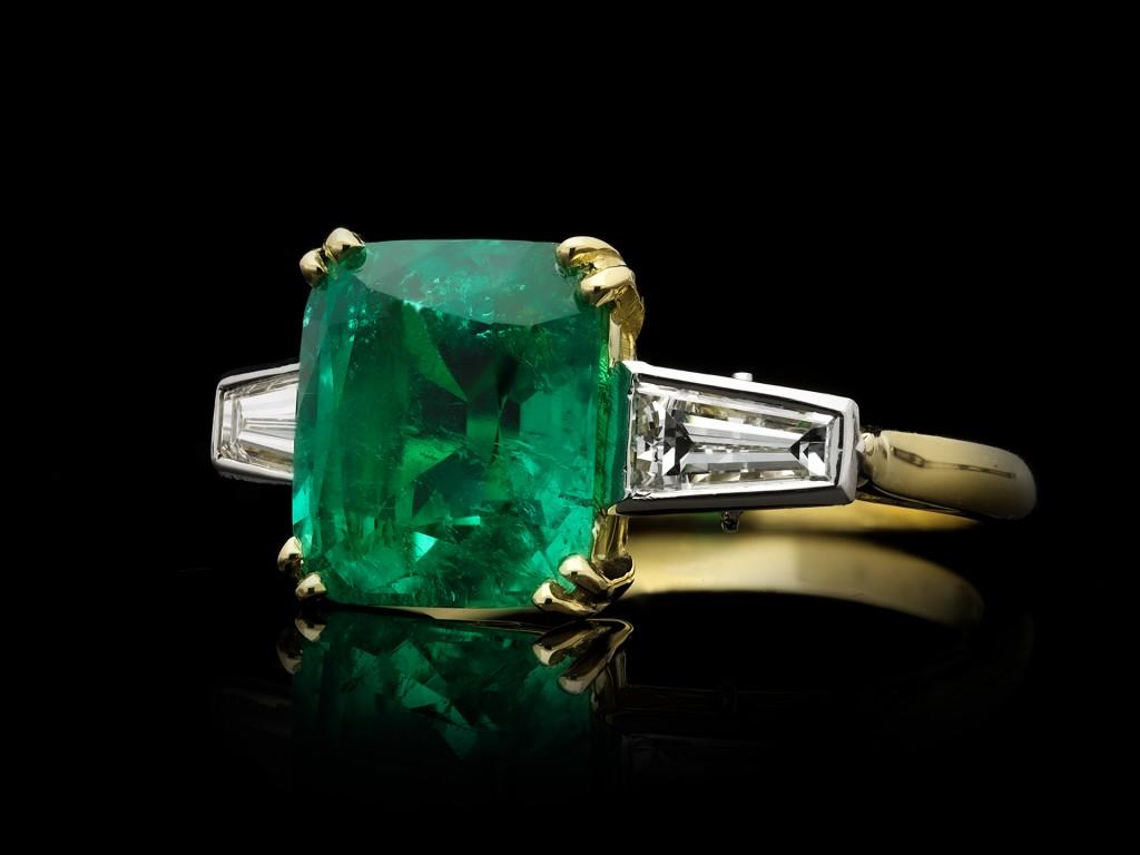 Women's or Men's Vintage Emerald and Diamond Ring, English, circa 1950s For Sale