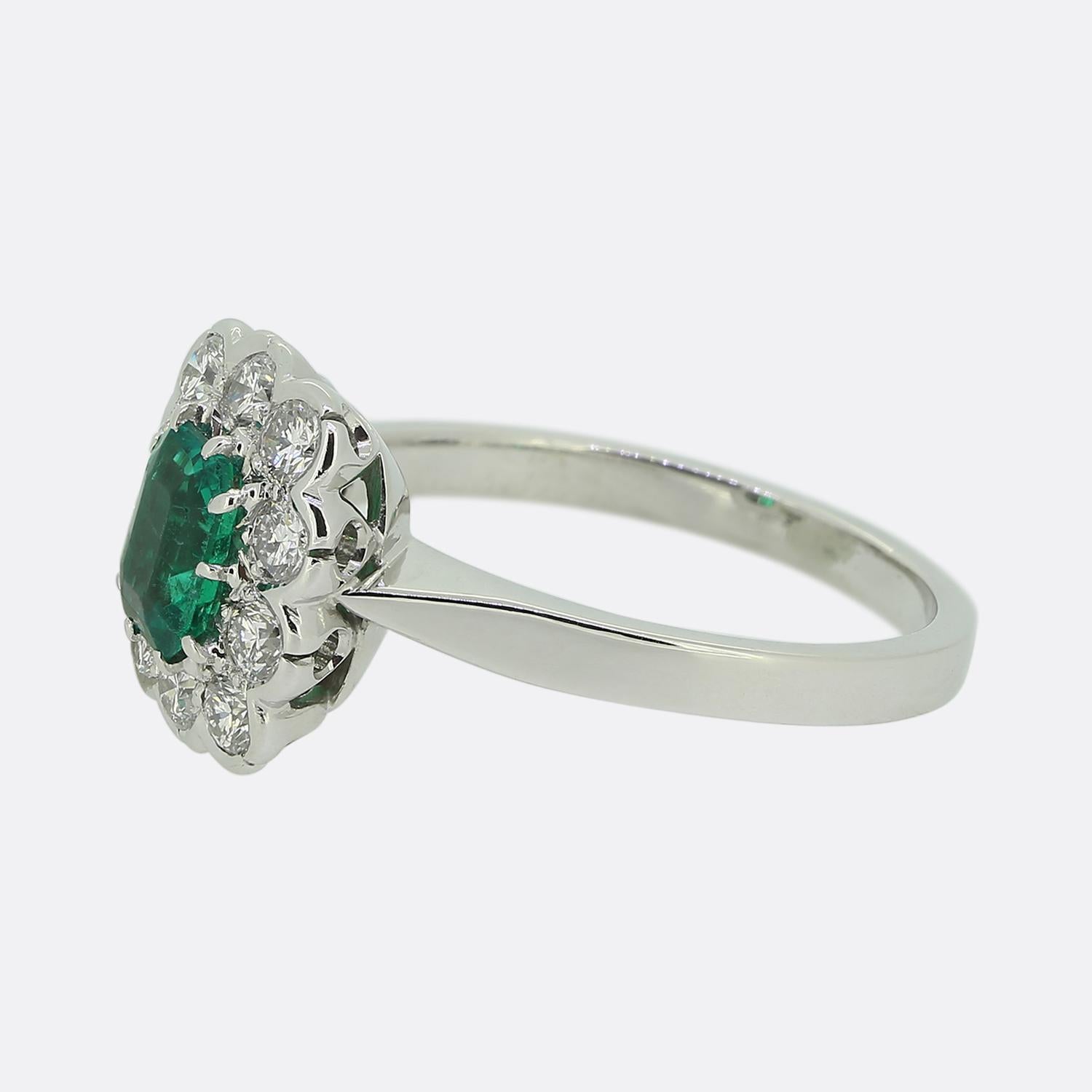 Hier haben wir einen atemberaubenden Smaragd- und Diamant-Cluster-Ring. In der Mitte des Gesichts befindet sich ein wunderschön leuchtend grüner kolumbianischer Smaragd, der in einer rechteckigen Form geschliffen ist. Dieser Hauptstein ist von einem