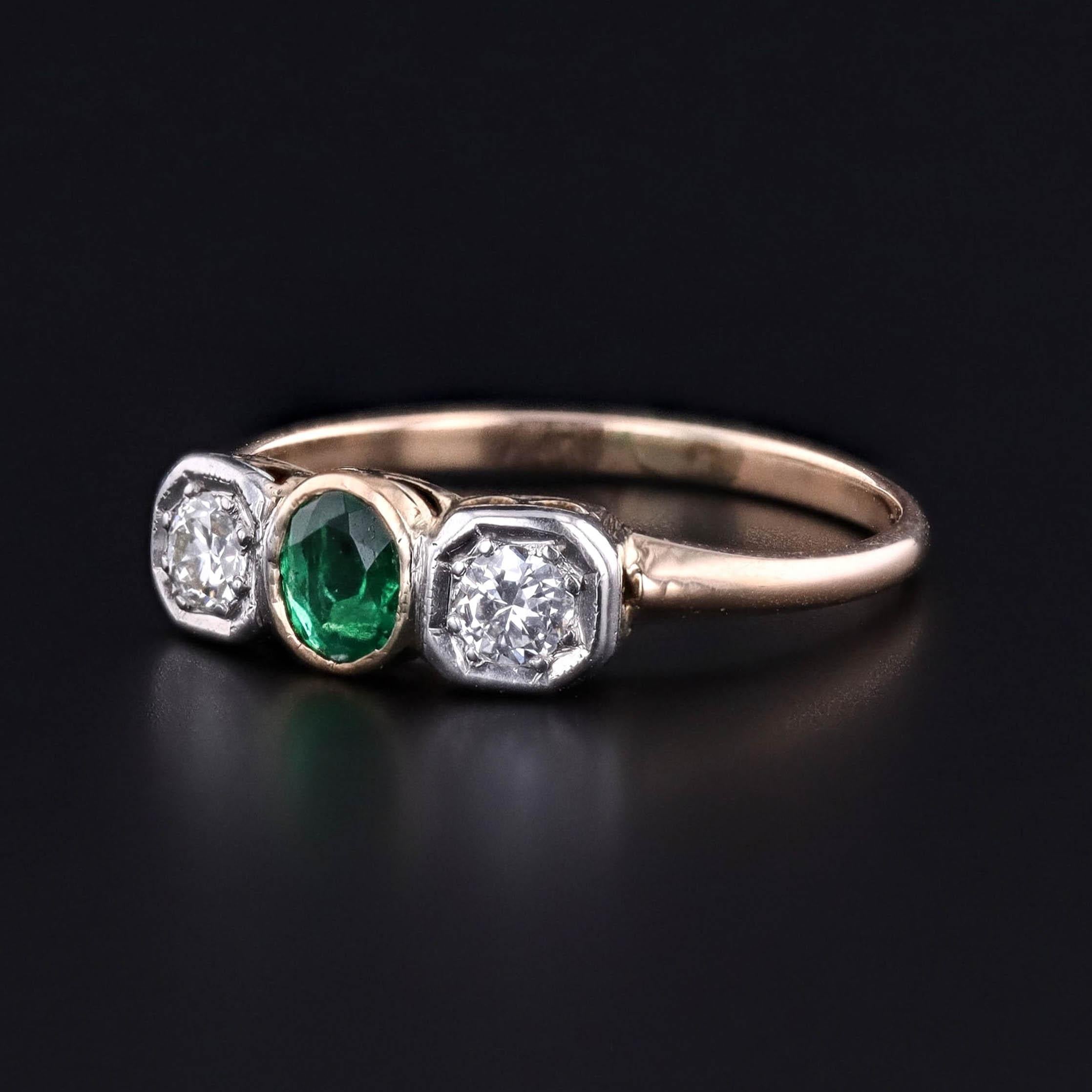 Anello a tre pietre con smeraldo e diamante degli anni '20 in oro 14k

Questo anello vintage degli anni '20 è un classico dell'inizio del XX secolo e presenta uno smeraldo da 0,24 carati riccamente colorato, affiancato da due moderni diamanti tondi