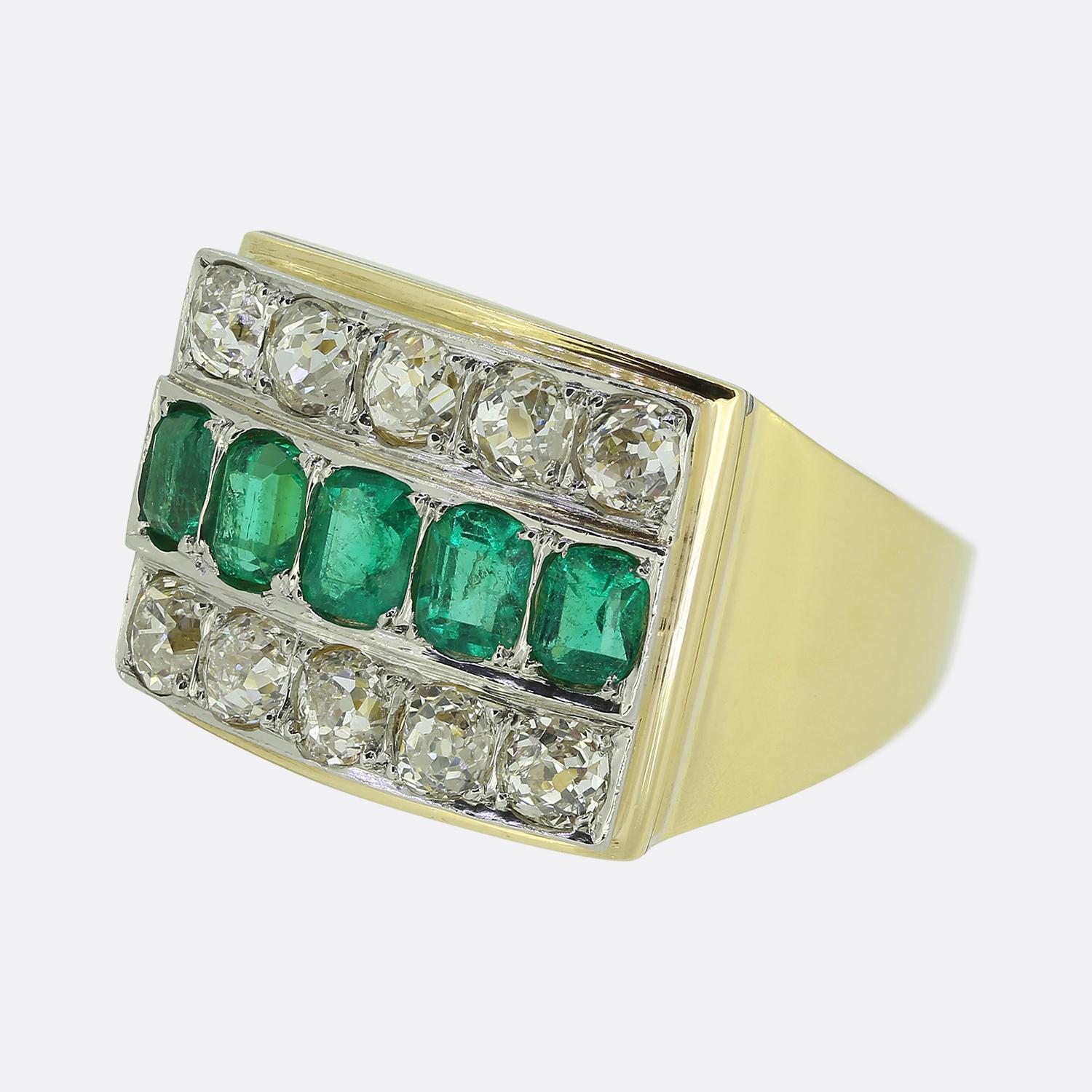 Ici, nous avons une bague à grappes de premier plan qui met en valeur une rangée frappante d'émeraudes vertes parfaitement assorties, chacune taillée de manière experte et sertie dans une élégante monture en forme de canal. Les émeraudes sont