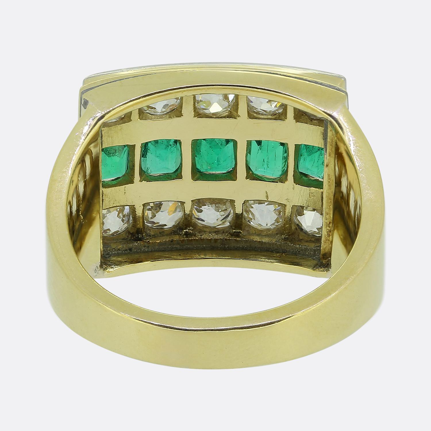 Bague vintage à trois rangs d'émeraudes et de diamants The Row Bon état - En vente à London, GB