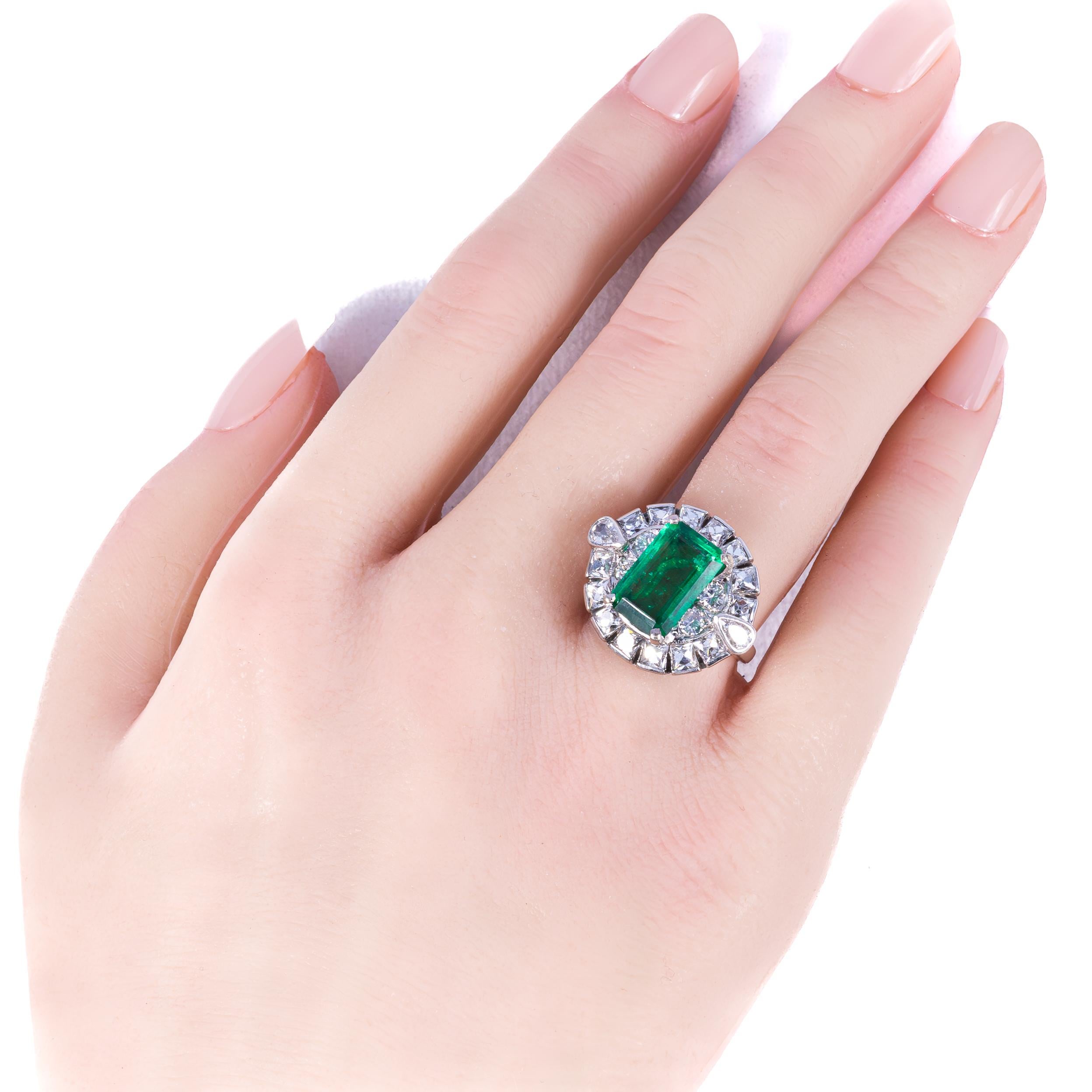 Anillo de cóctel vintage de oro blanco con esmeralda y diamantes Retro en venta
