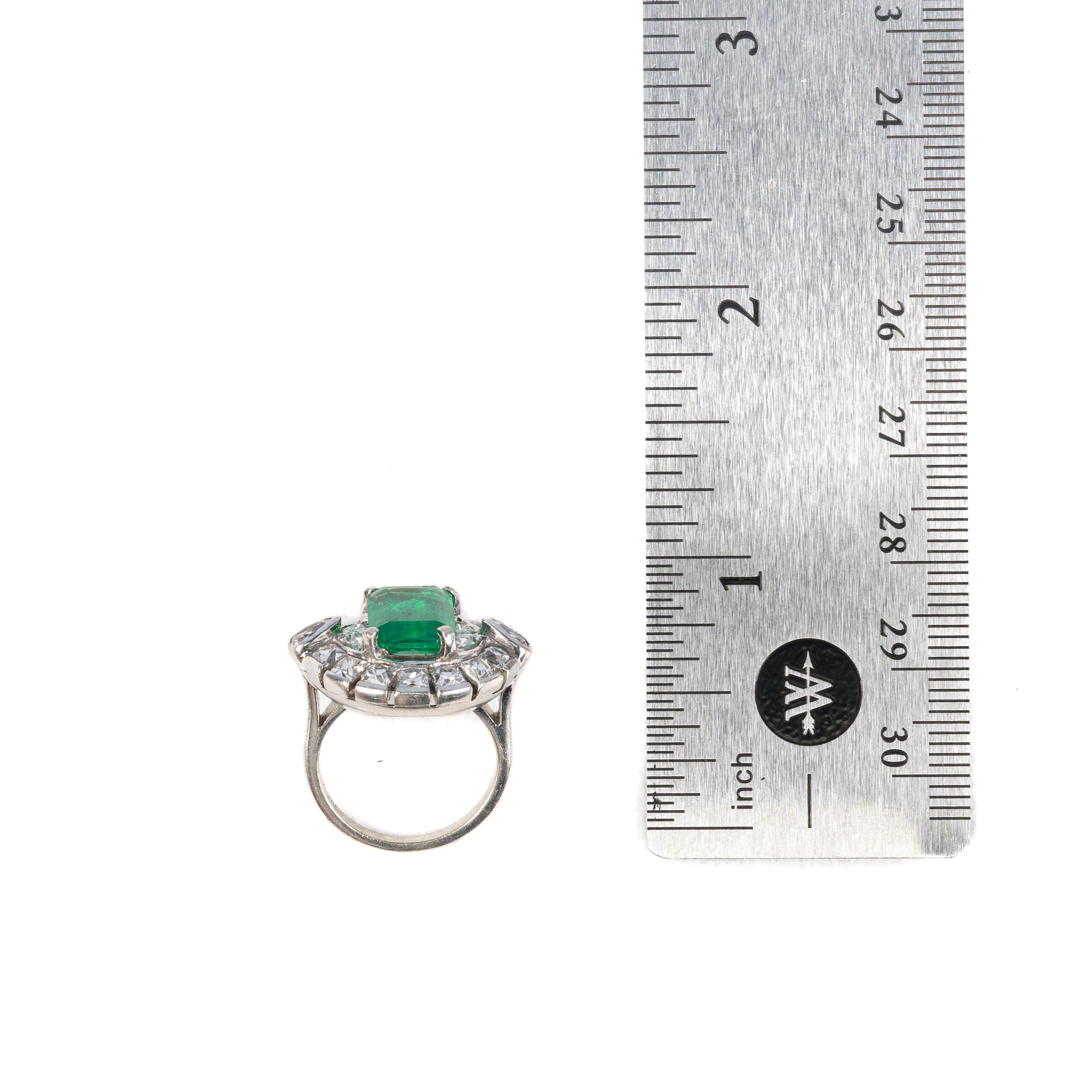 Anillo de cóctel vintage de oro blanco con esmeralda y diamantes Corte esmeralda en venta