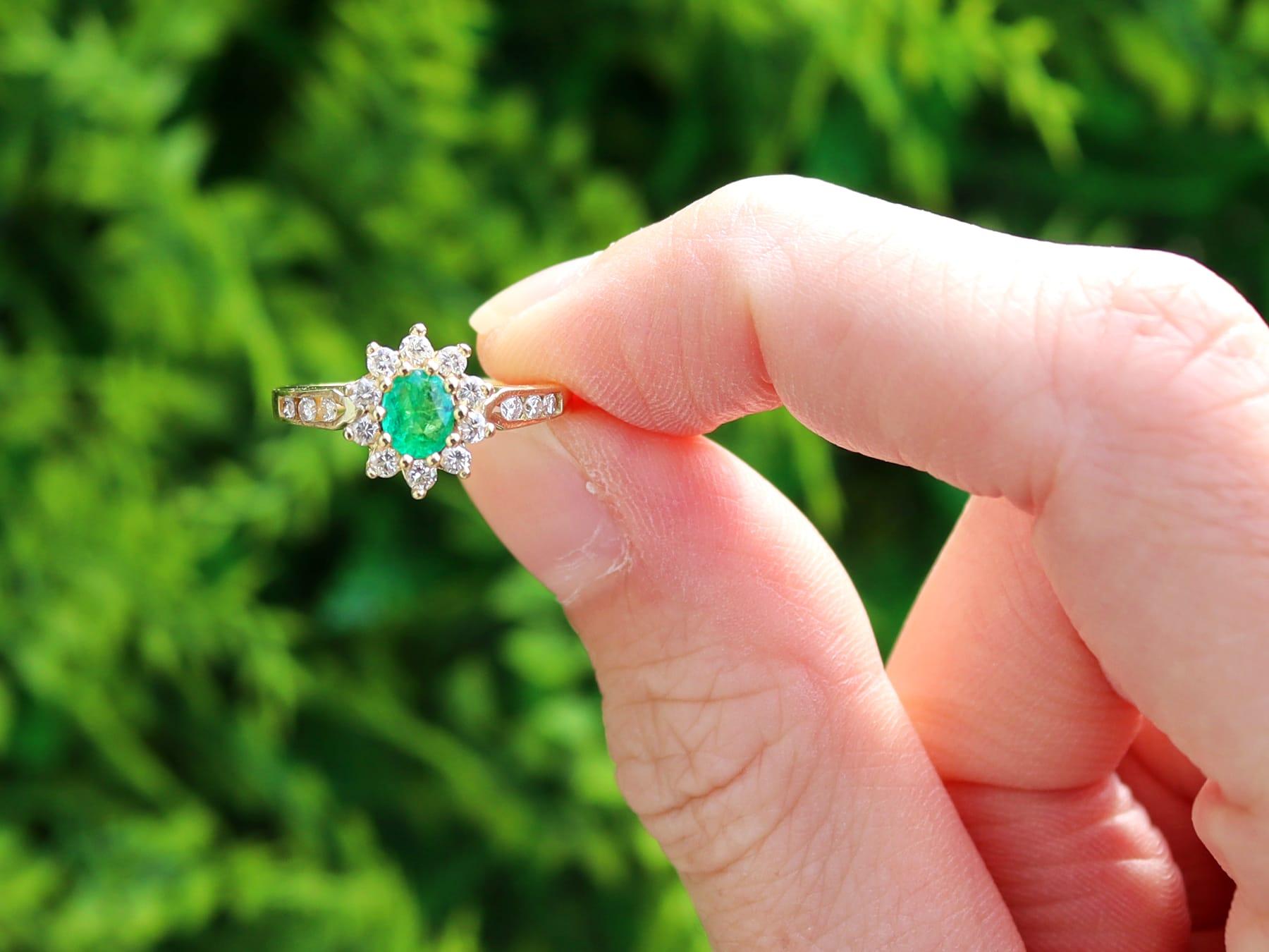 Très belle bague en or jaune 18 carats, ornée d'une émeraude naturelle de 0,30 carat et d'un diamant de 0,38 carat ; un ajout à nos collections de bijoux vintage.

Cette bague de cocktail vintage a été réalisée en or jaune 18 carats.

Le cadre de