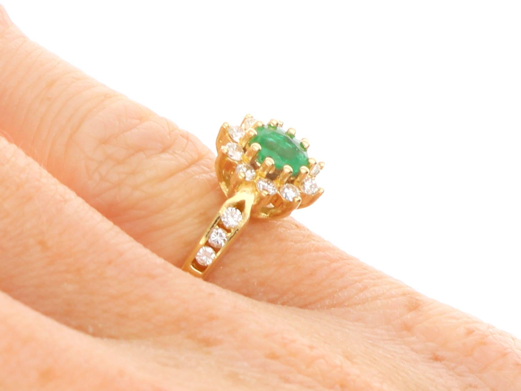 Anello a grappolo in oro giallo con smeraldo e diamanti d'epoca in vendita 3