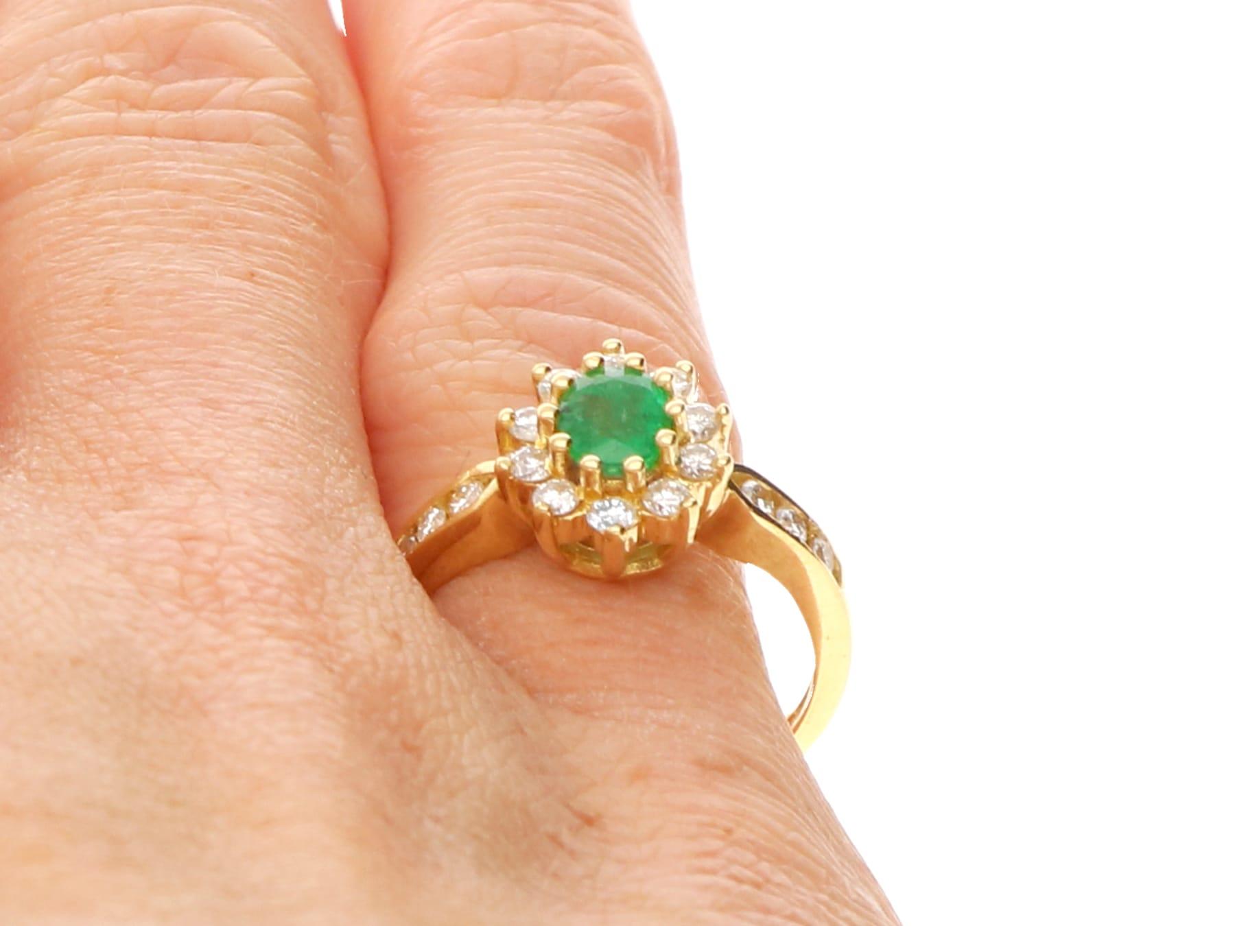 Anello a grappolo in oro giallo con smeraldo e diamanti d'epoca in vendita 4