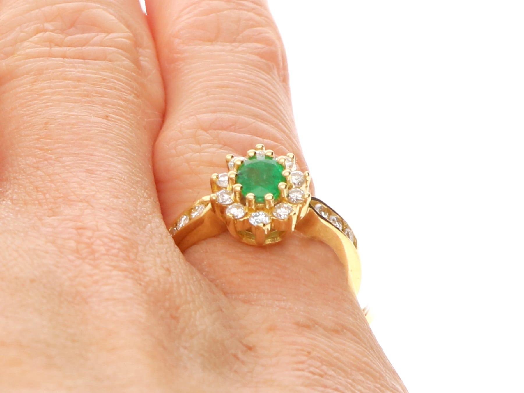 Bague grappe vintage en or jaune avec émeraudes et diamants en vente 4