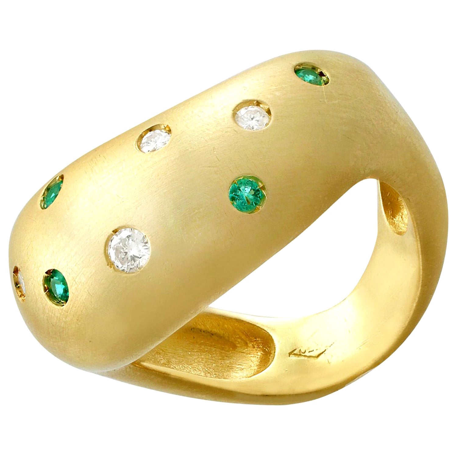 Anillo de cóctel vintage de oro amarillo con esmeralda y diamantes