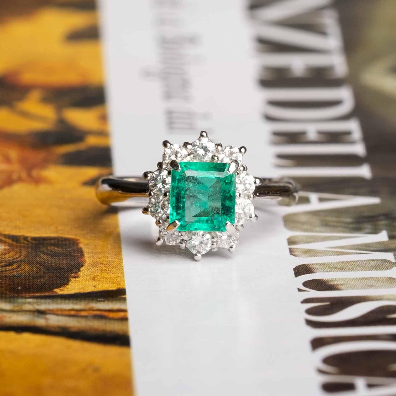 Vintage emerald and diamonds platinum ring In Good Condition For Sale In Milano, MI