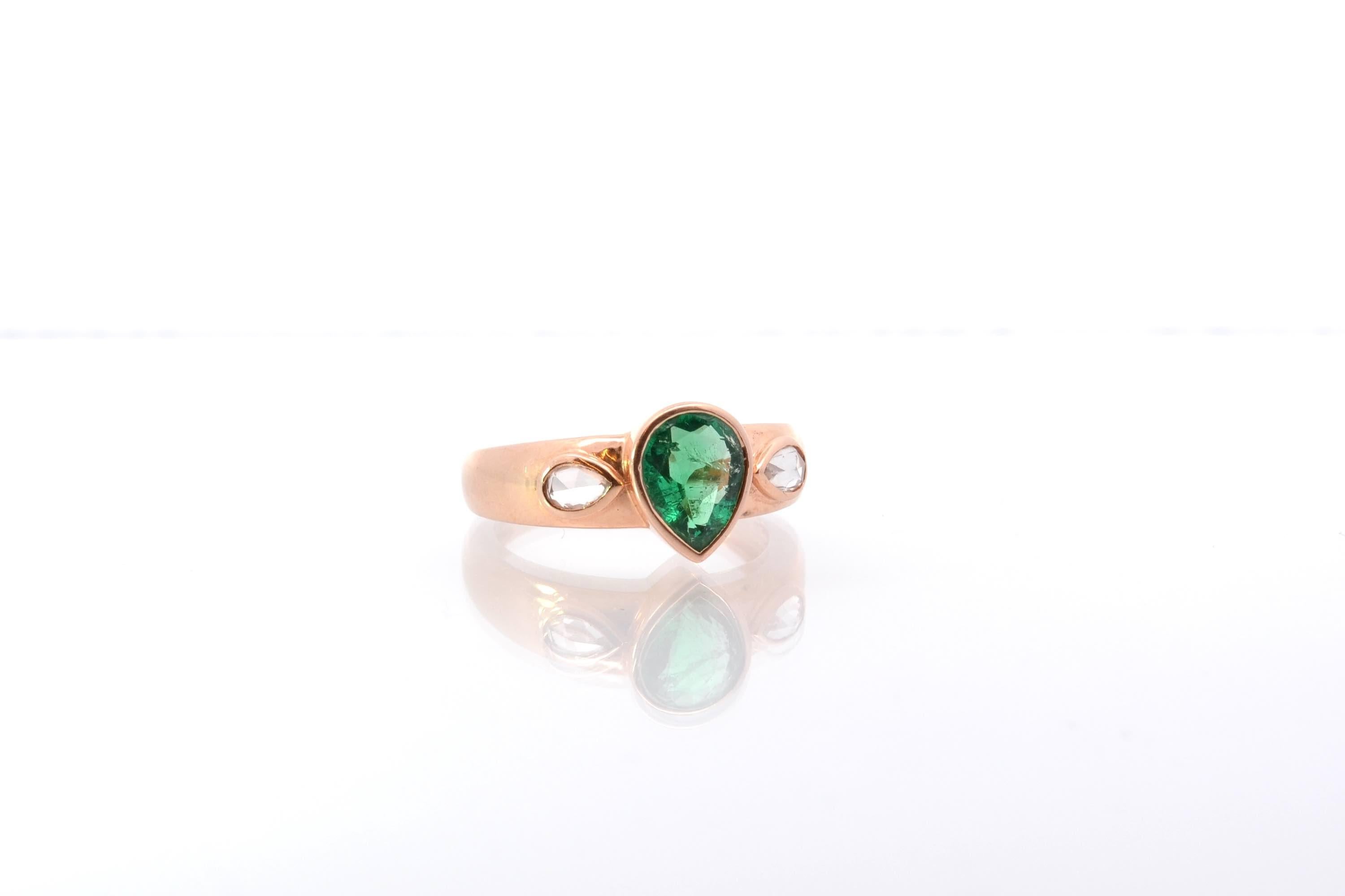 Pear Cut Vintage emerald and diamonds ring in 18k rose gold For Sale