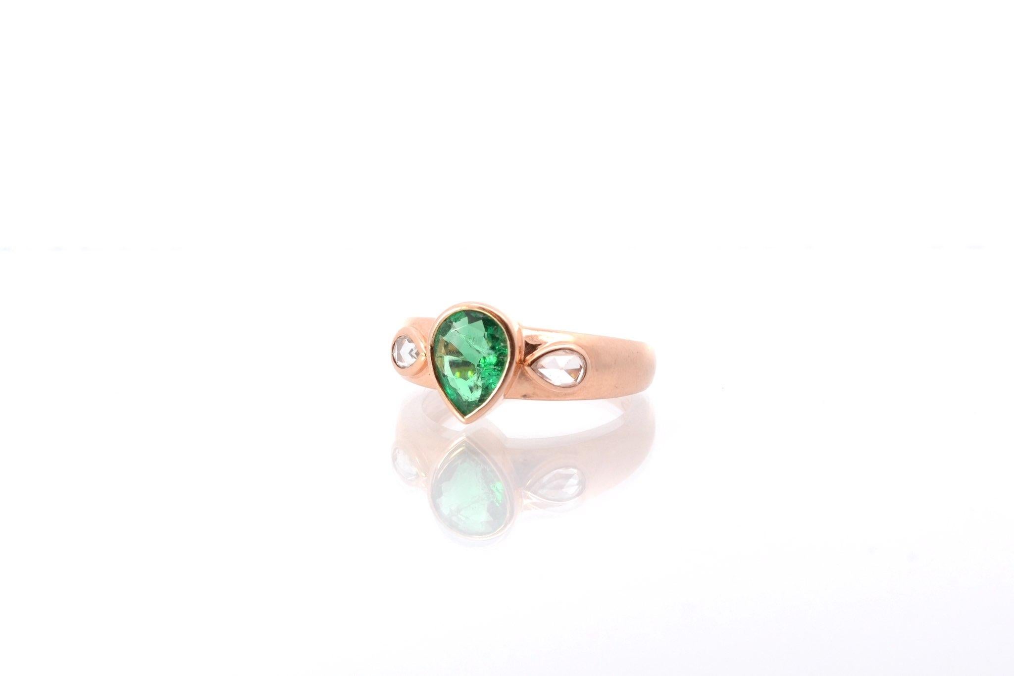 Vintage emerald and diamonds ring in 18k rose gold In Good Condition For Sale In PARIS, FR