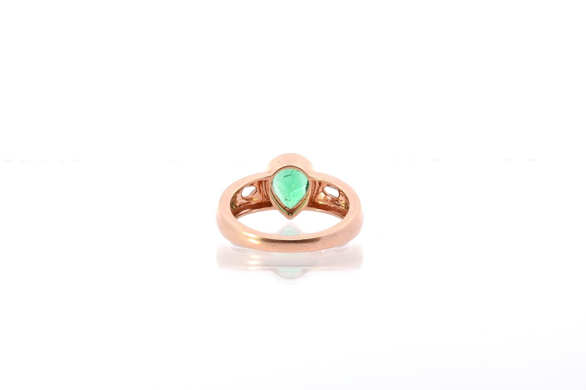 Women's or Men's Vintage emerald and diamonds ring in 18k rose gold For Sale