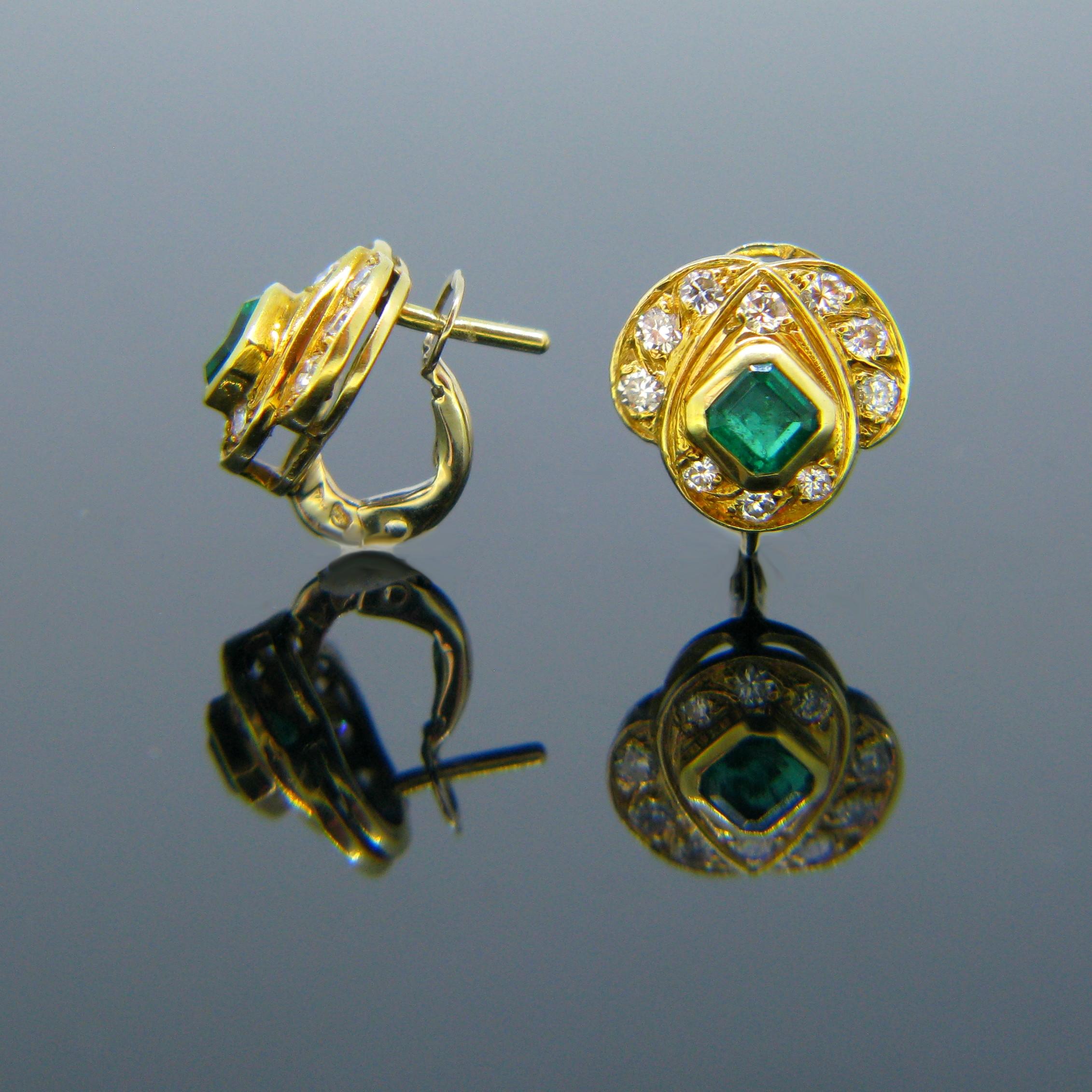 Vintage Emerald and Diamonds Yellow Gold Clip Stud Earrings In Good Condition For Sale In London, GB