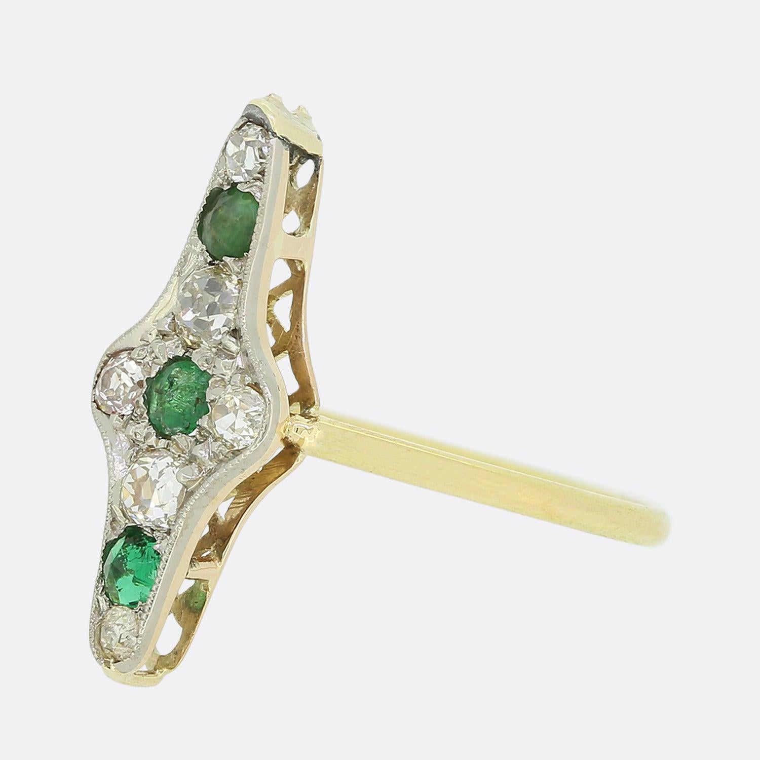 Hier haben wir einen ausgezeichneten Smaragd- und Diamant-Tablettenring. Dieses Stück wurde unter Verwendung von Teilen einer authentischen Art Deco-Halskette angefertigt und besticht durch eine Reihe von runden Smaragden und Diamanten im