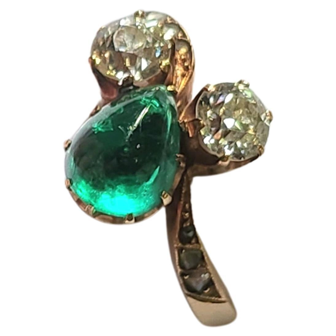 Vintage Emerald And Old Mine Cut Diamond Gold Ring In Good Condition For Sale In Cairo, EG