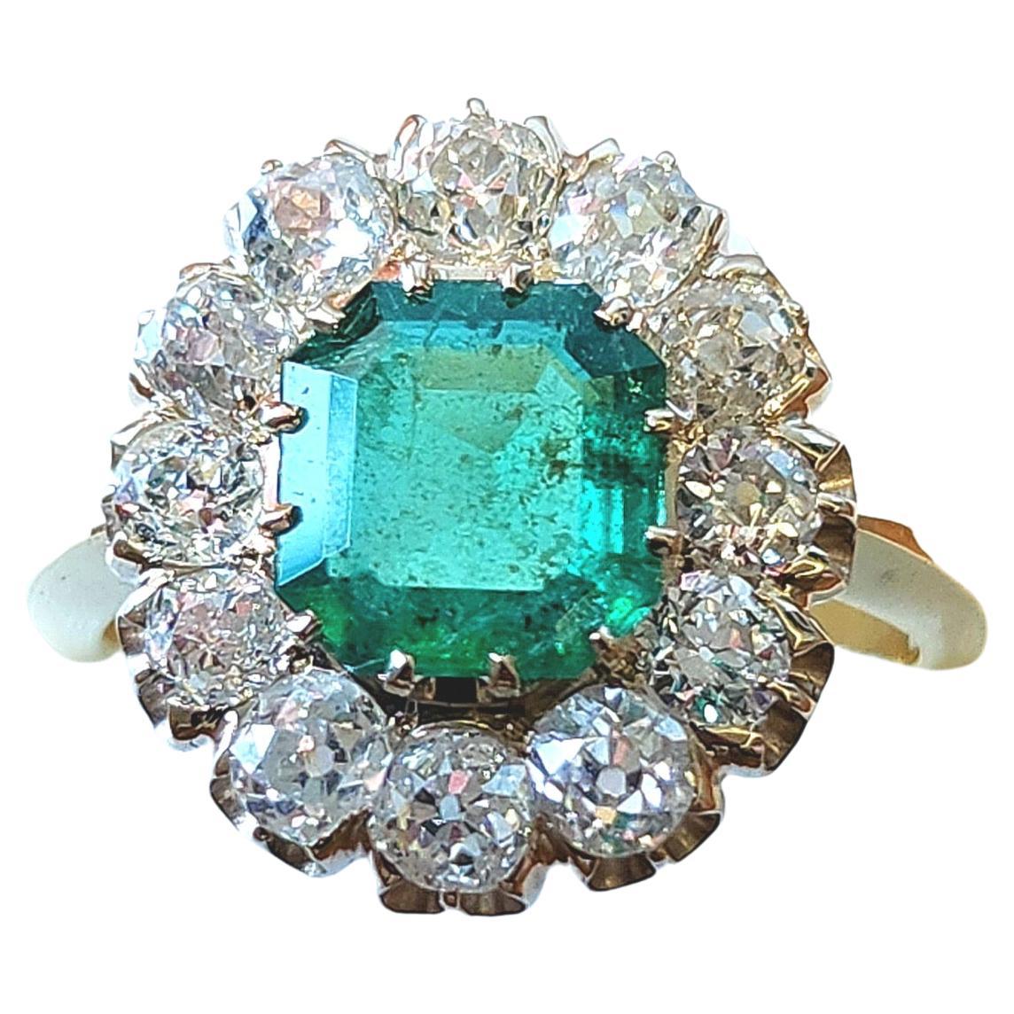 Vintage Emerald And Old Mine Cut Diamond Gold Ring In Excellent Condition For Sale In Cairo, EG