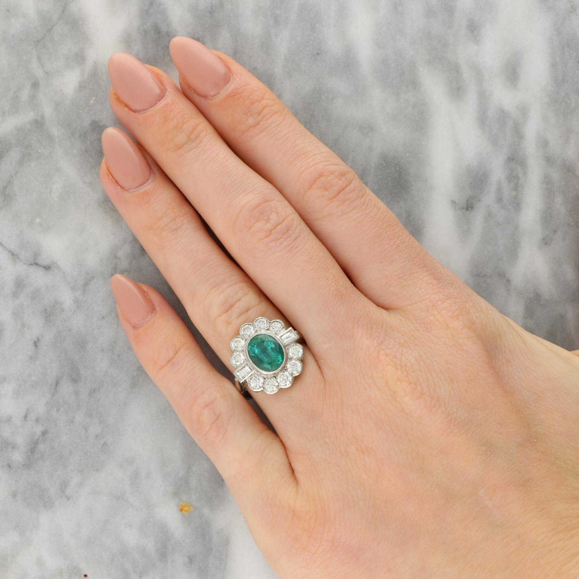 Bague grappe vintage en platine avec émeraudes et diamants ronds et baguettes en vente 6