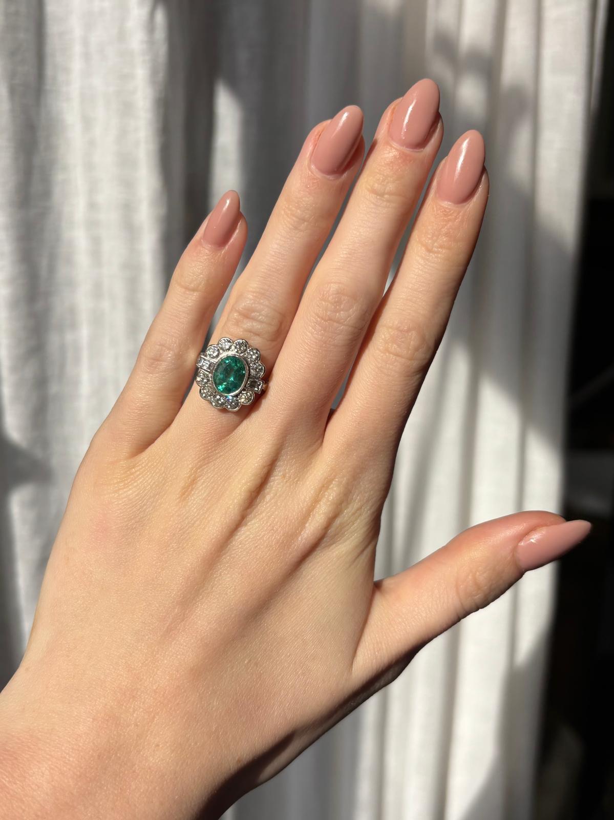 Bague grappe vintage en platine avec émeraudes et diamants ronds et baguettes Excellent état - En vente à London, GB