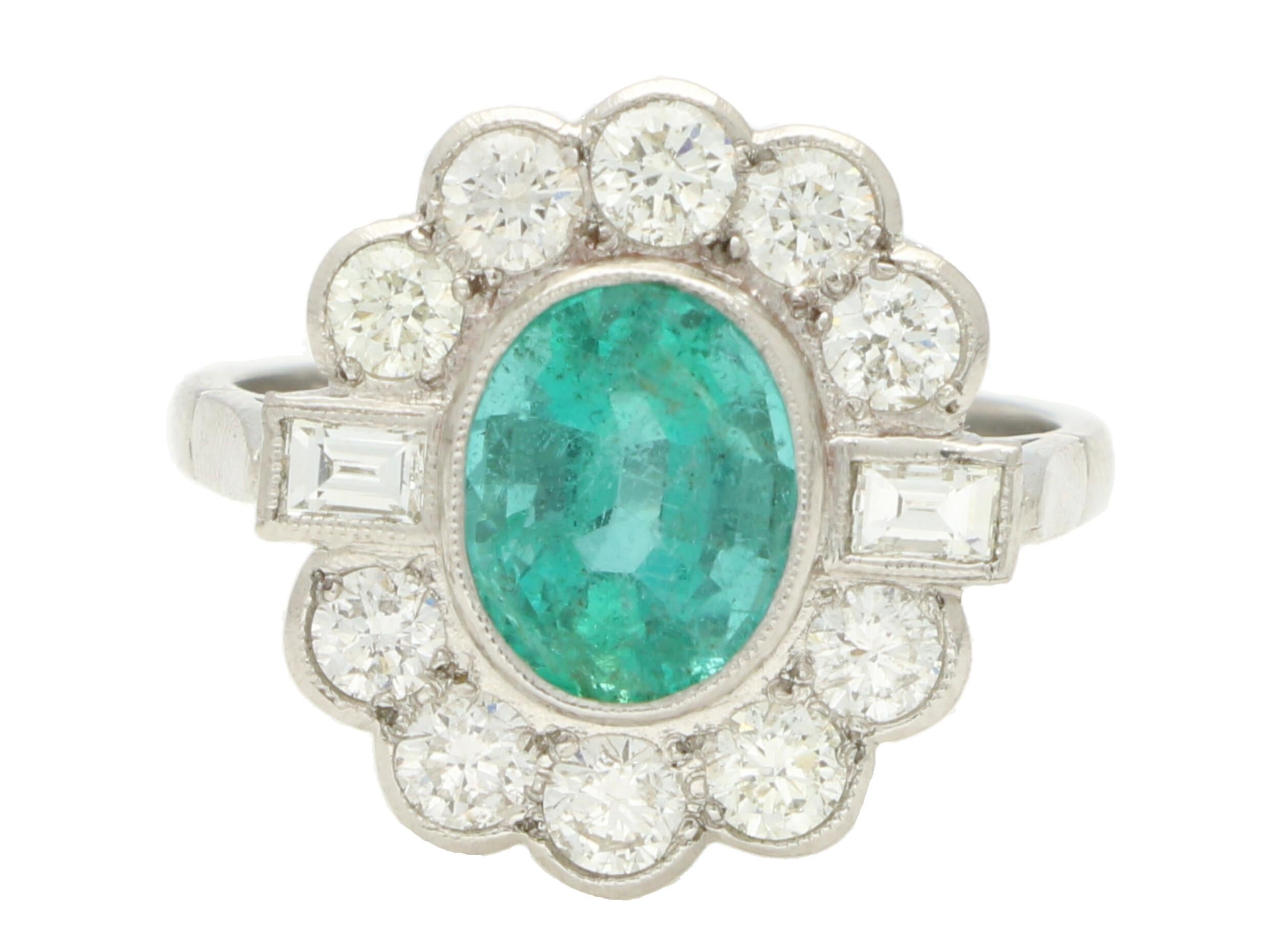 Bague grappe vintage en platine avec émeraudes et diamants ronds et baguettes Unisexe en vente