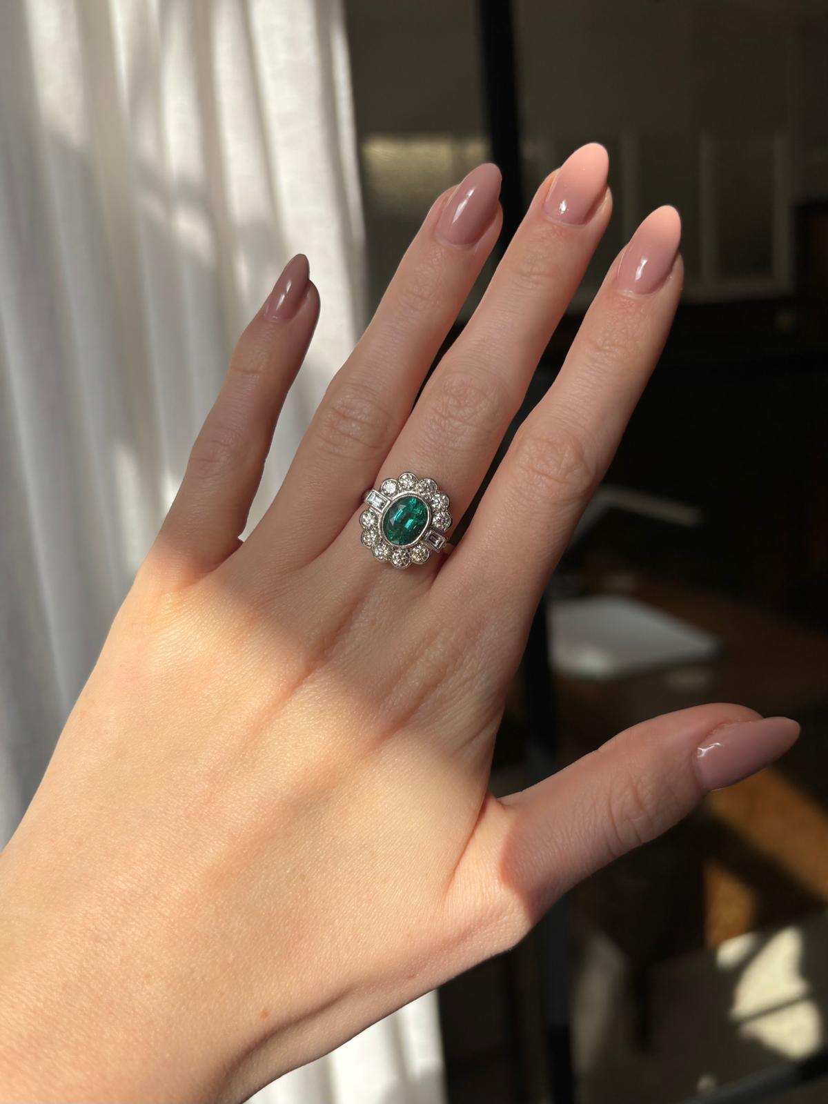Bague grappe vintage en platine avec émeraudes et diamants ronds et baguettes en vente 2