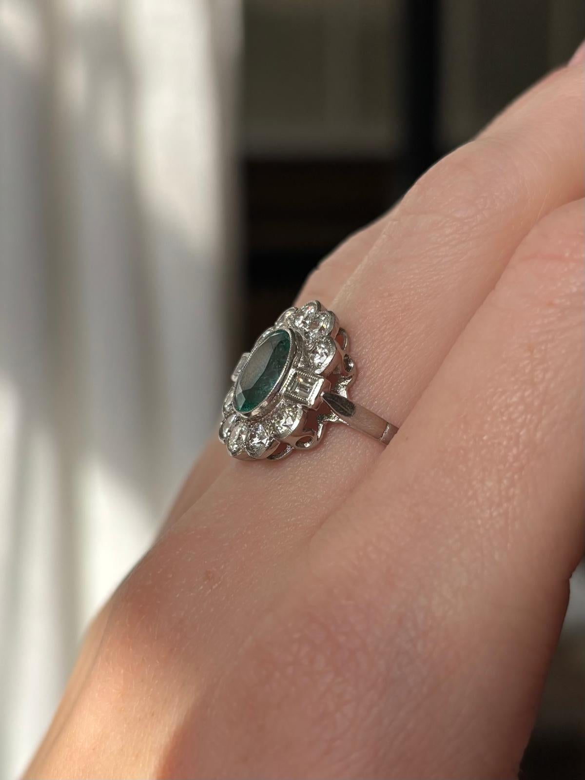 Bague grappe vintage en platine avec émeraudes et diamants ronds et baguettes en vente 3