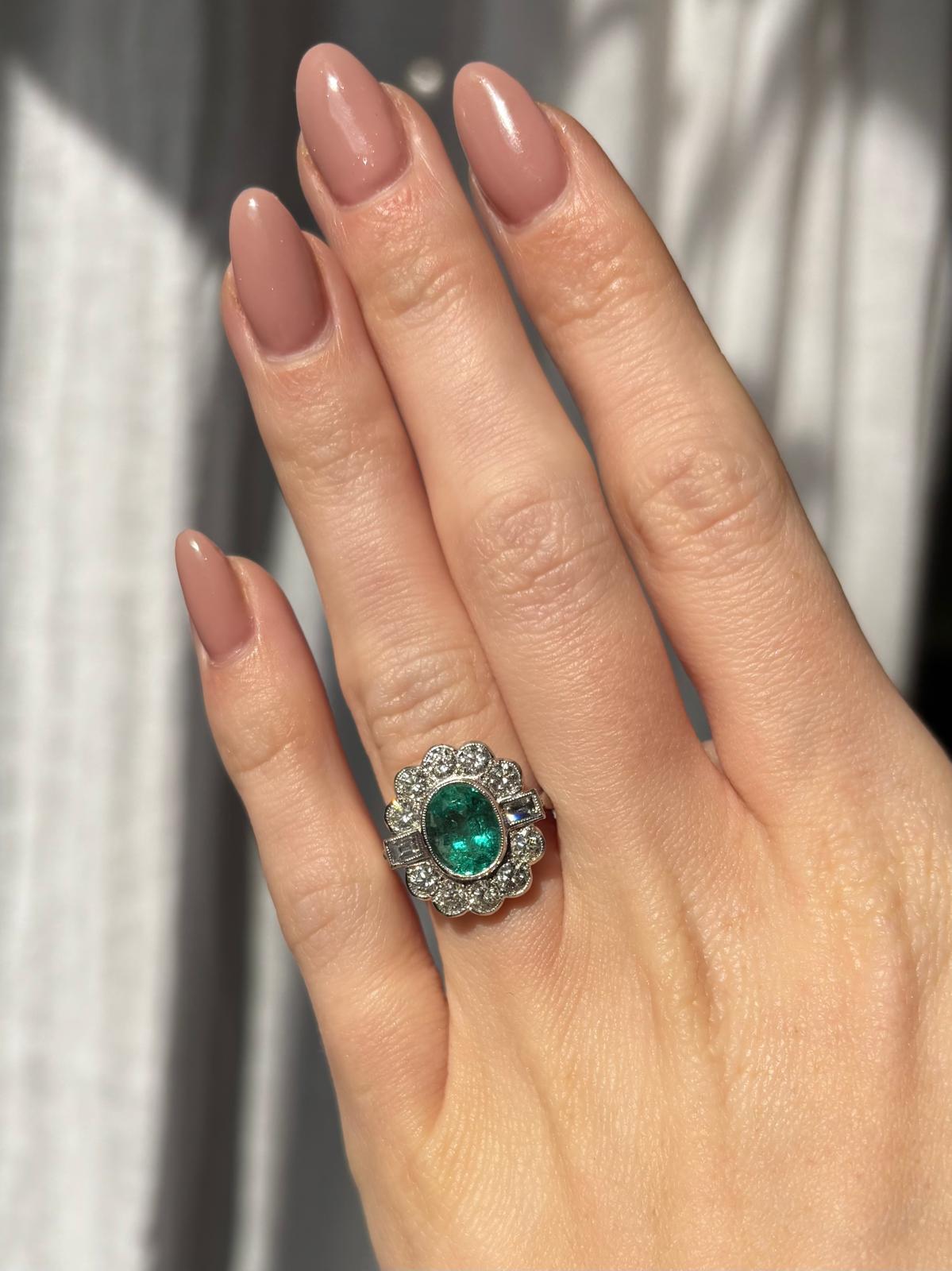 Bague grappe vintage en platine avec émeraudes et diamants ronds et baguettes en vente 4