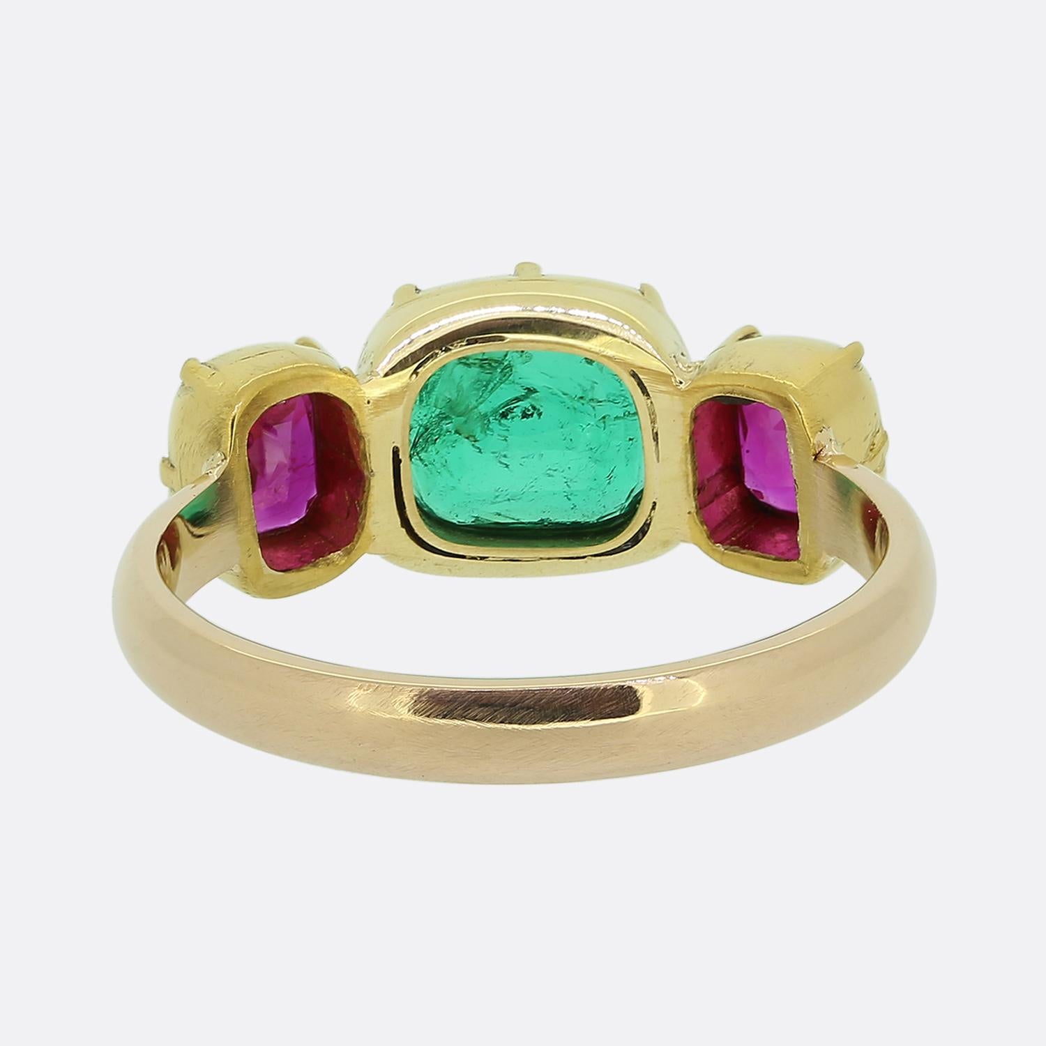 Vintage Emerald and Ruby Three-Stone Ring In Good Condition For Sale In London, GB