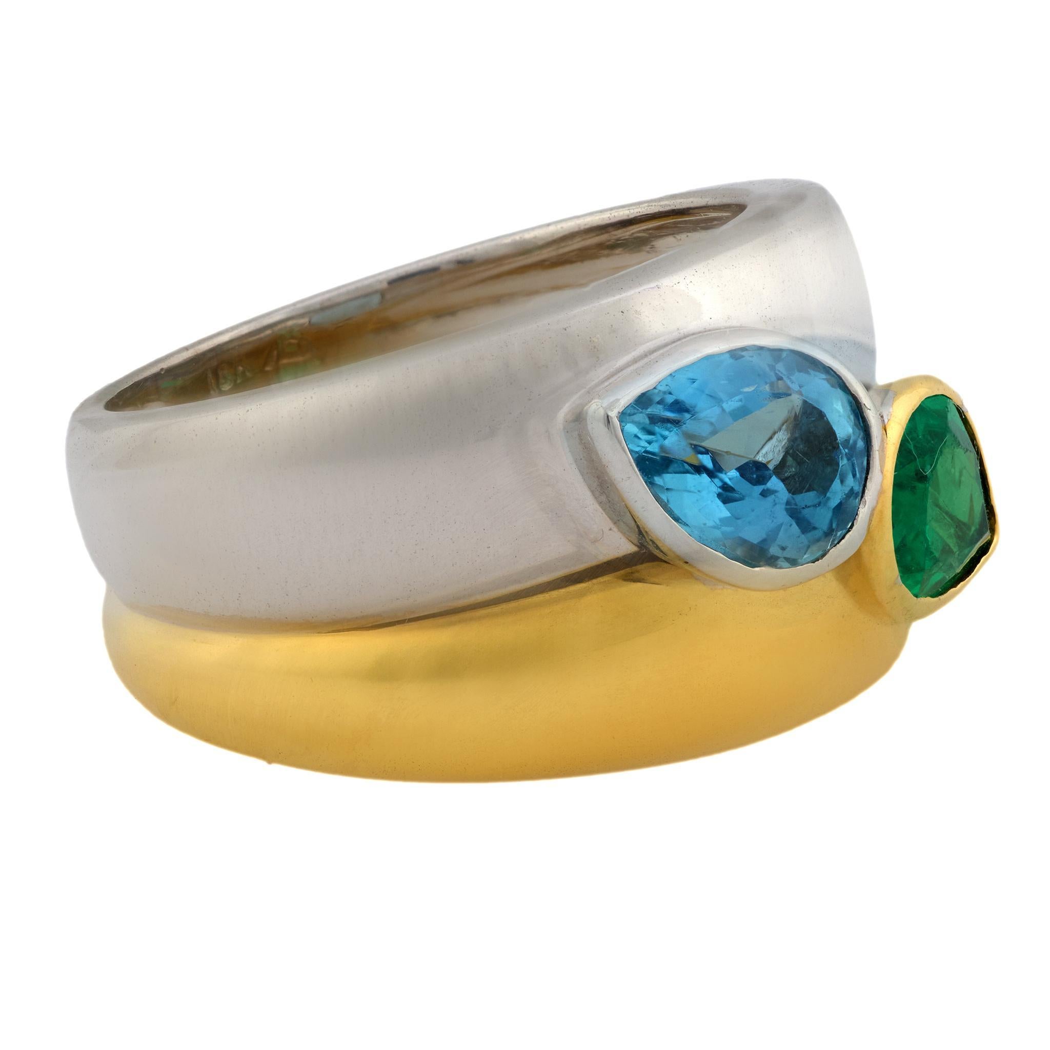 Moderne Bague de cocktail vintage à double anneau en or jaune et blanc 18k avec émeraude et aigue-marine en vente