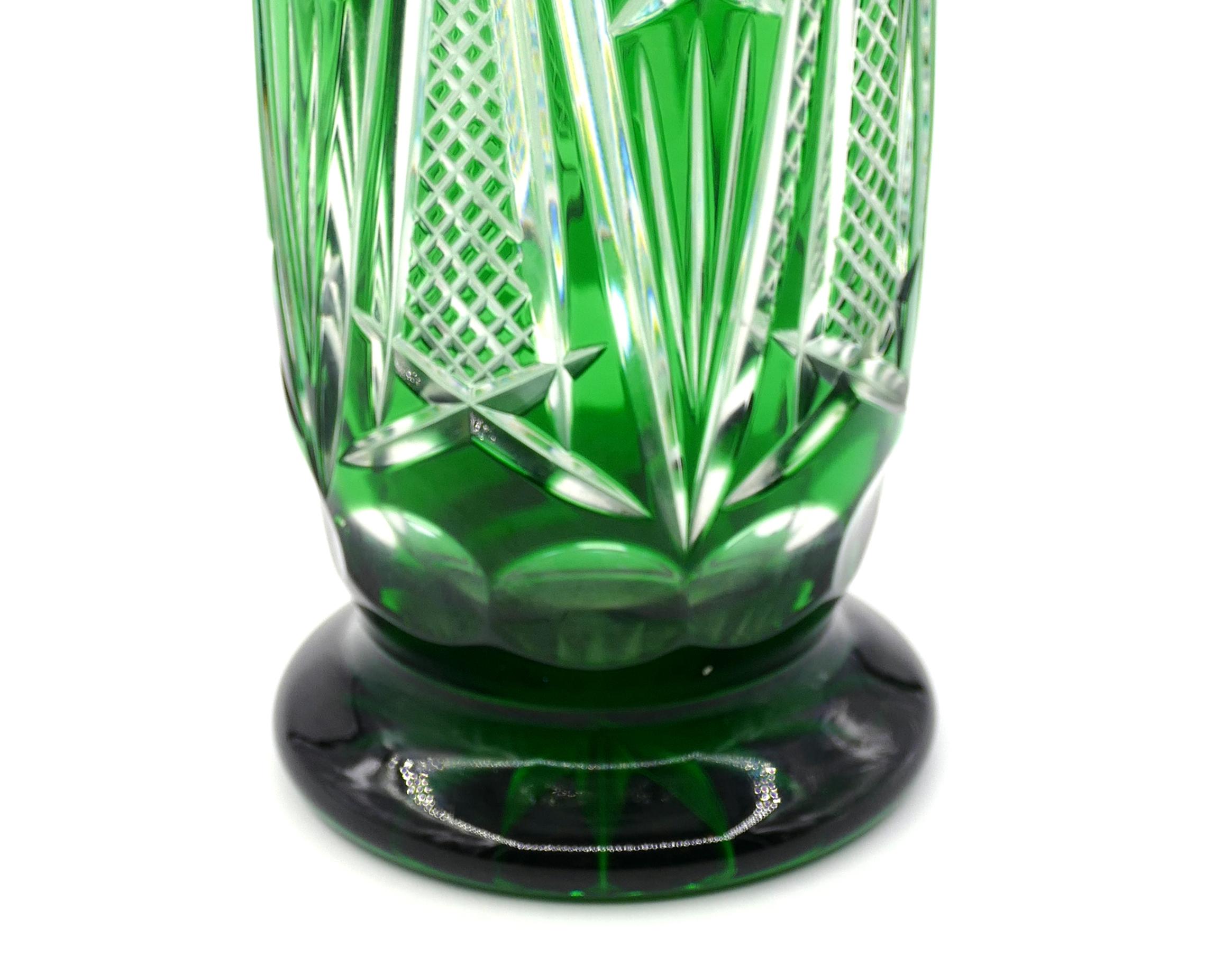 Val Saint Lambert emerald crystal vase is an original decorative crystal vase realized in the 1960s. 

Made in Belgium. Marked Val-Saint-Lambert.

Mint conditions.

The work has been realized by Val Saint Lambert in the mid-20th century.