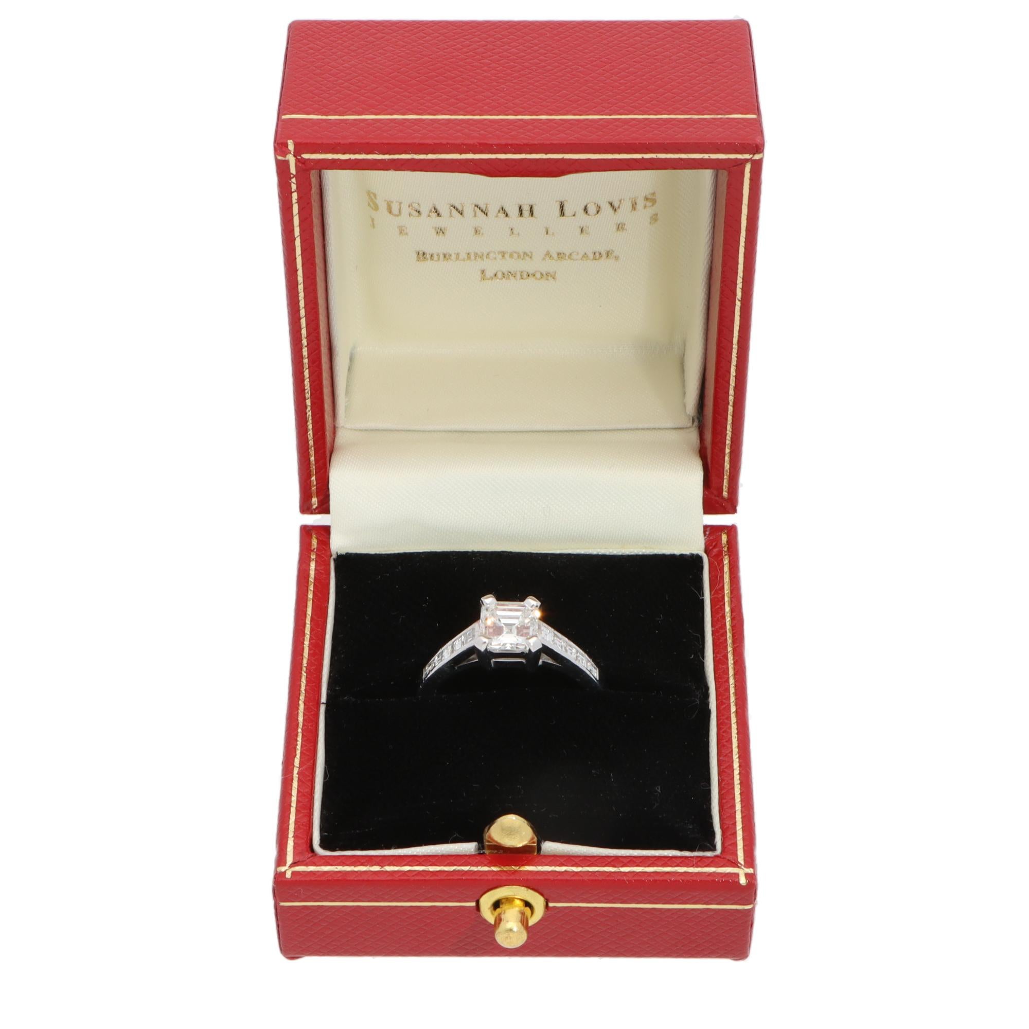 Vintage Emerald-Cut 1.04ct Diamond Ring in Platinum In Good Condition For Sale In London, GB