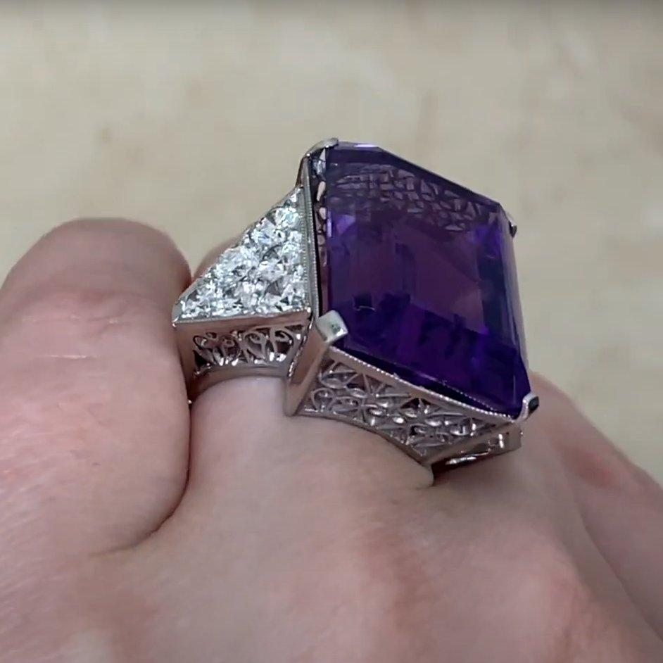 Taglio smeraldo Anello vintage con ametista taglio smeraldo (circa 26,40 carati) e diamanti, platino in vendita