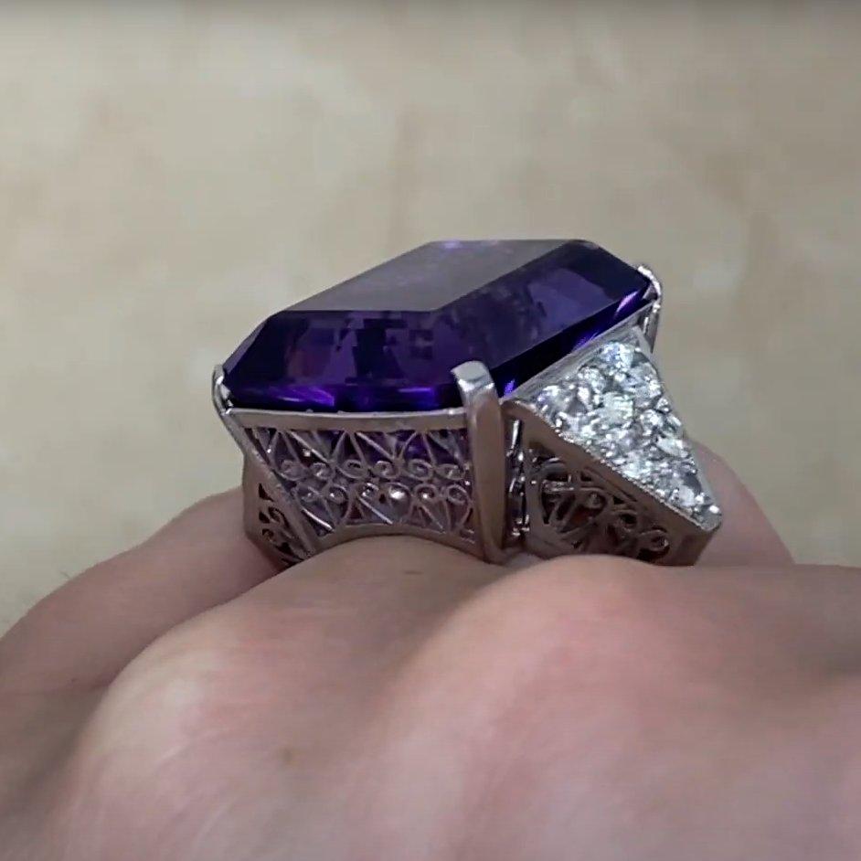 Anello vintage con ametista taglio smeraldo (circa 26,40 carati) e diamanti, platino In condizioni ottime in vendita a New York, NY