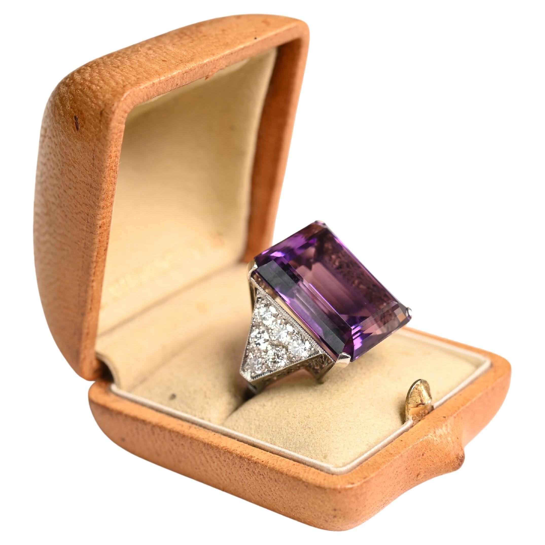 Anillo vintage de amatista talla esmeralda (aprox. 26,40 quilates) y diamantes, platino en venta